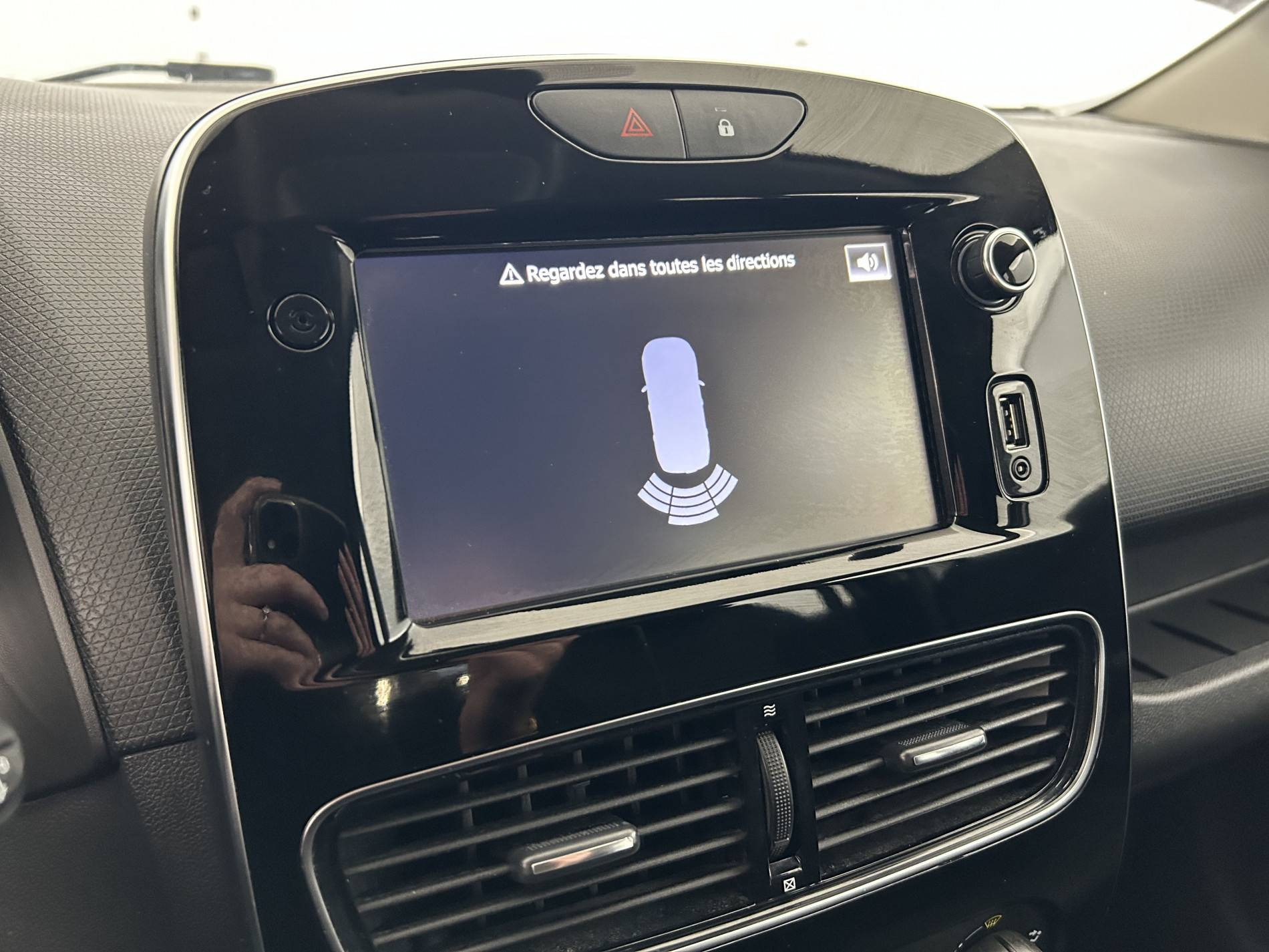 Vente en ligne Renault Clio 4 Clio dCi 90 E6C au prix de 11 990 €