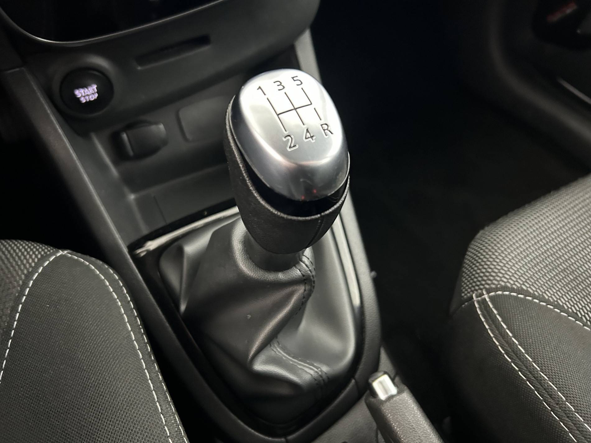 Vente en ligne Renault Clio 4 Clio dCi 90 E6C au prix de 11 990 €