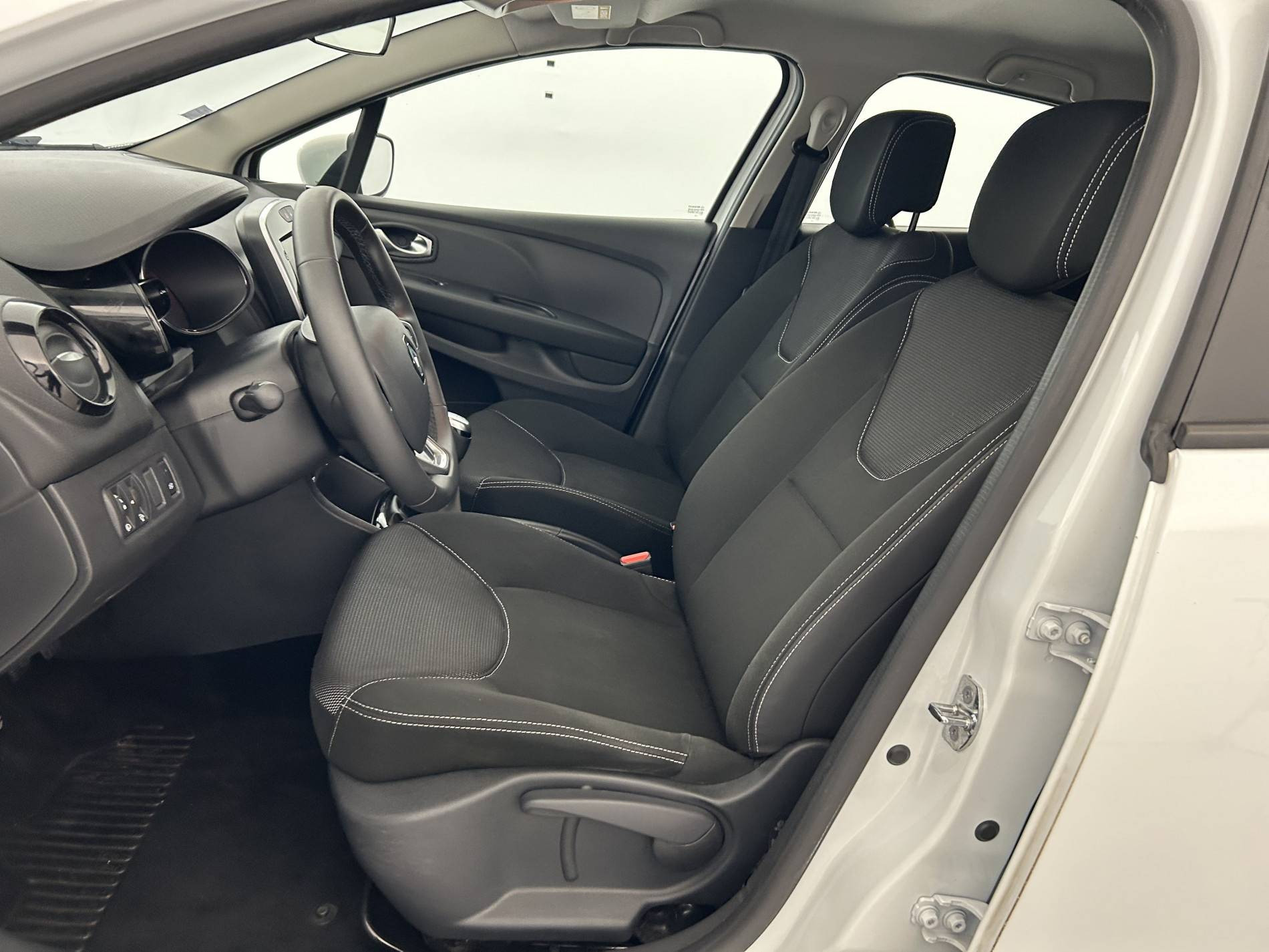 Vente en ligne Renault Clio 4 Clio dCi 90 E6C au prix de 11 990 €