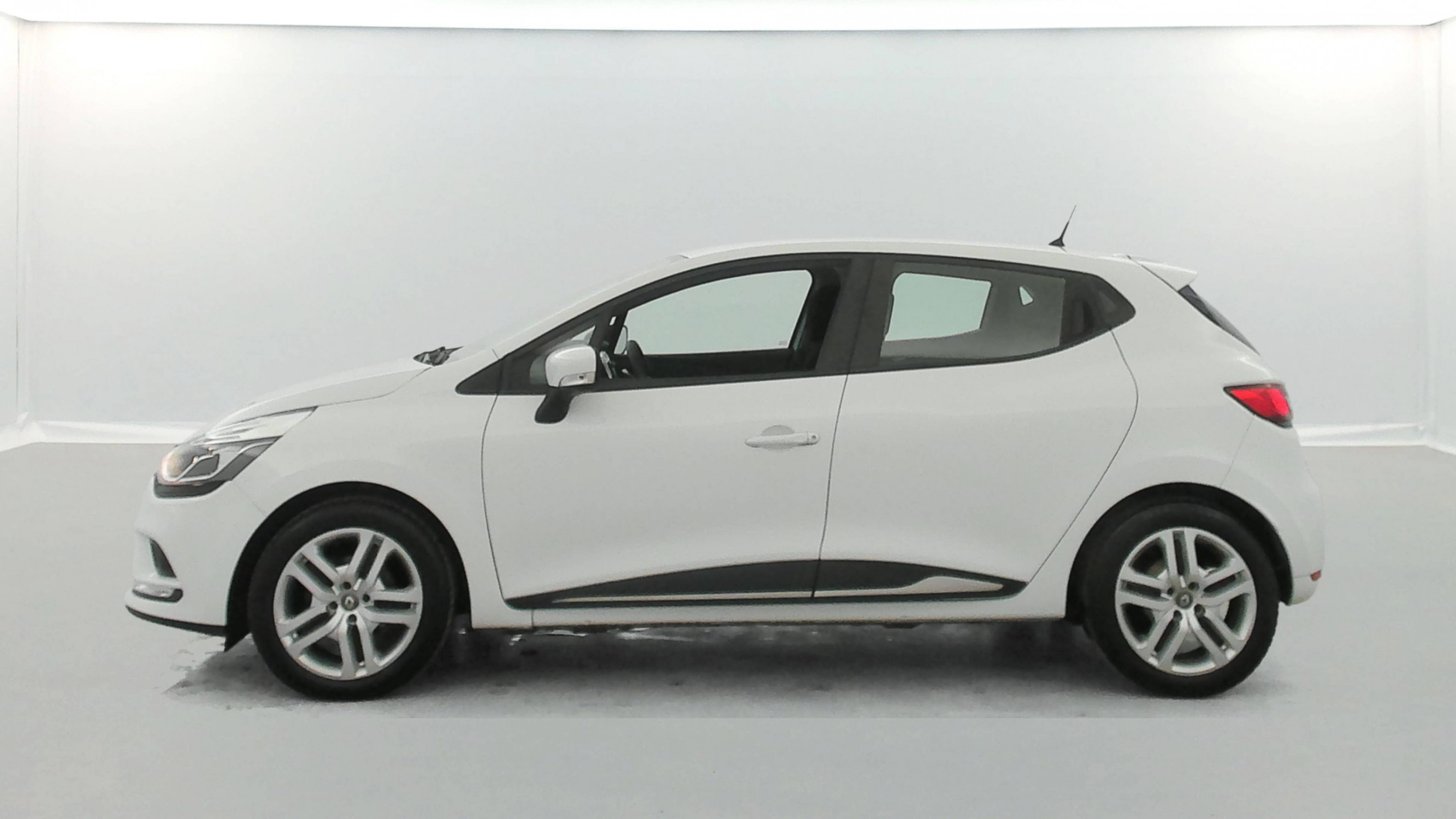 Vente en ligne Renault Clio 4 Clio dCi 90 E6C au prix de 11 990 €