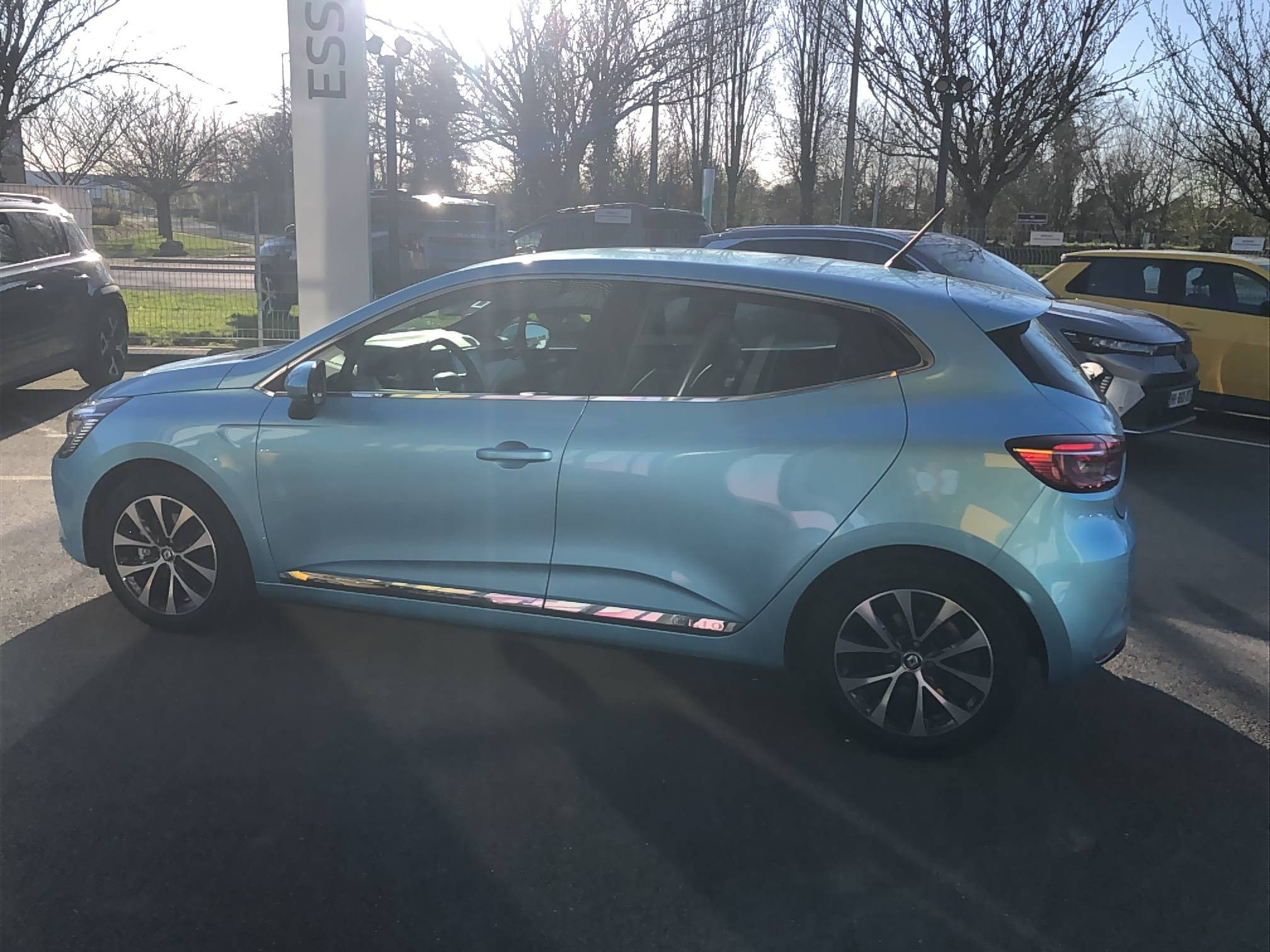 Vente en ligne Renault Clio 5 Clio E-Tech 140 - 21N au prix de 17 490 €