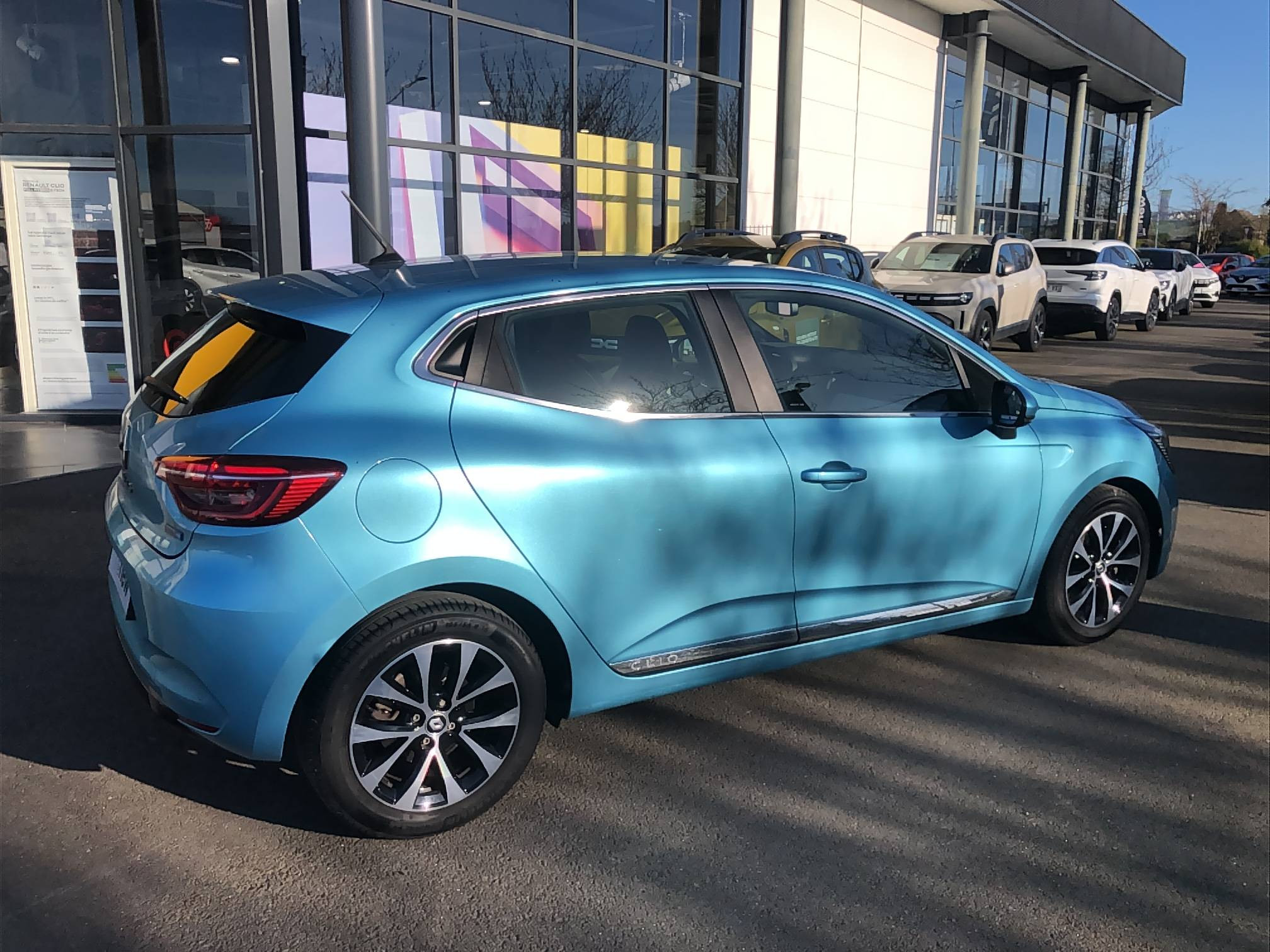 Vente en ligne Renault Clio 5 Clio E-Tech 140 - 21N au prix de 17 490 €