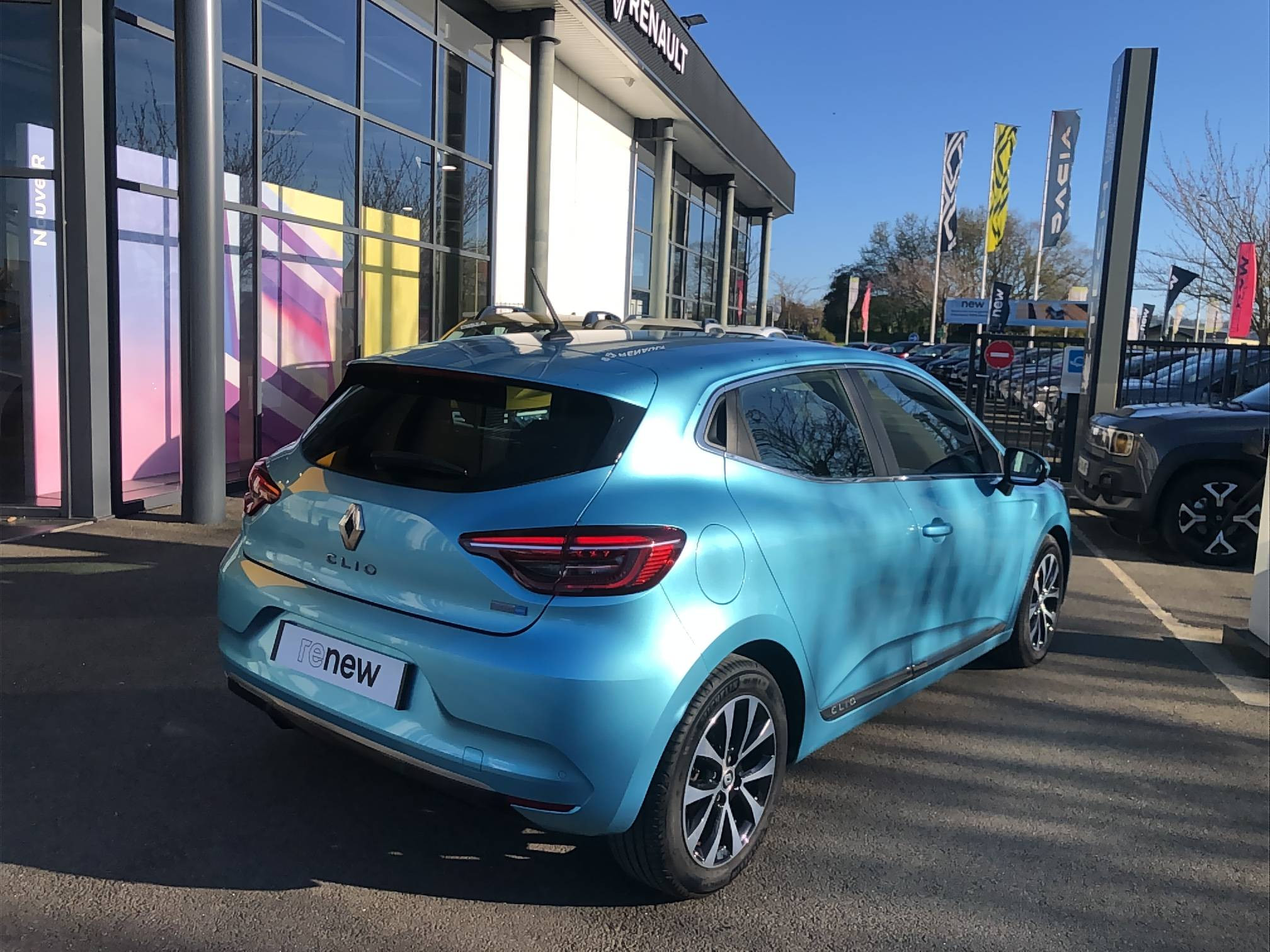 Vente en ligne Renault Clio 5 Clio E-Tech 140 - 21N au prix de 17 490 €