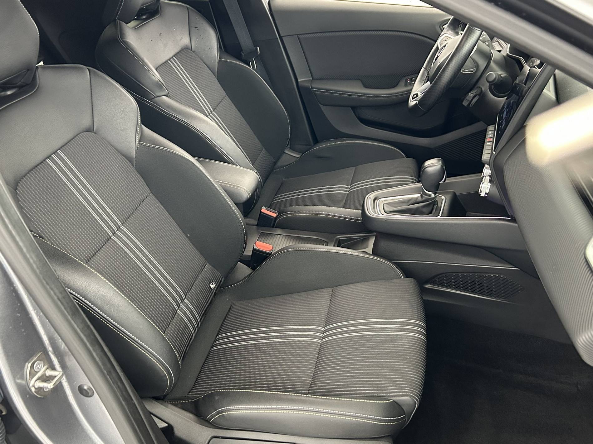 Vente en ligne Renault Clio 5 Clio E-Tech full hybrid 145 au prix de 19 690 €