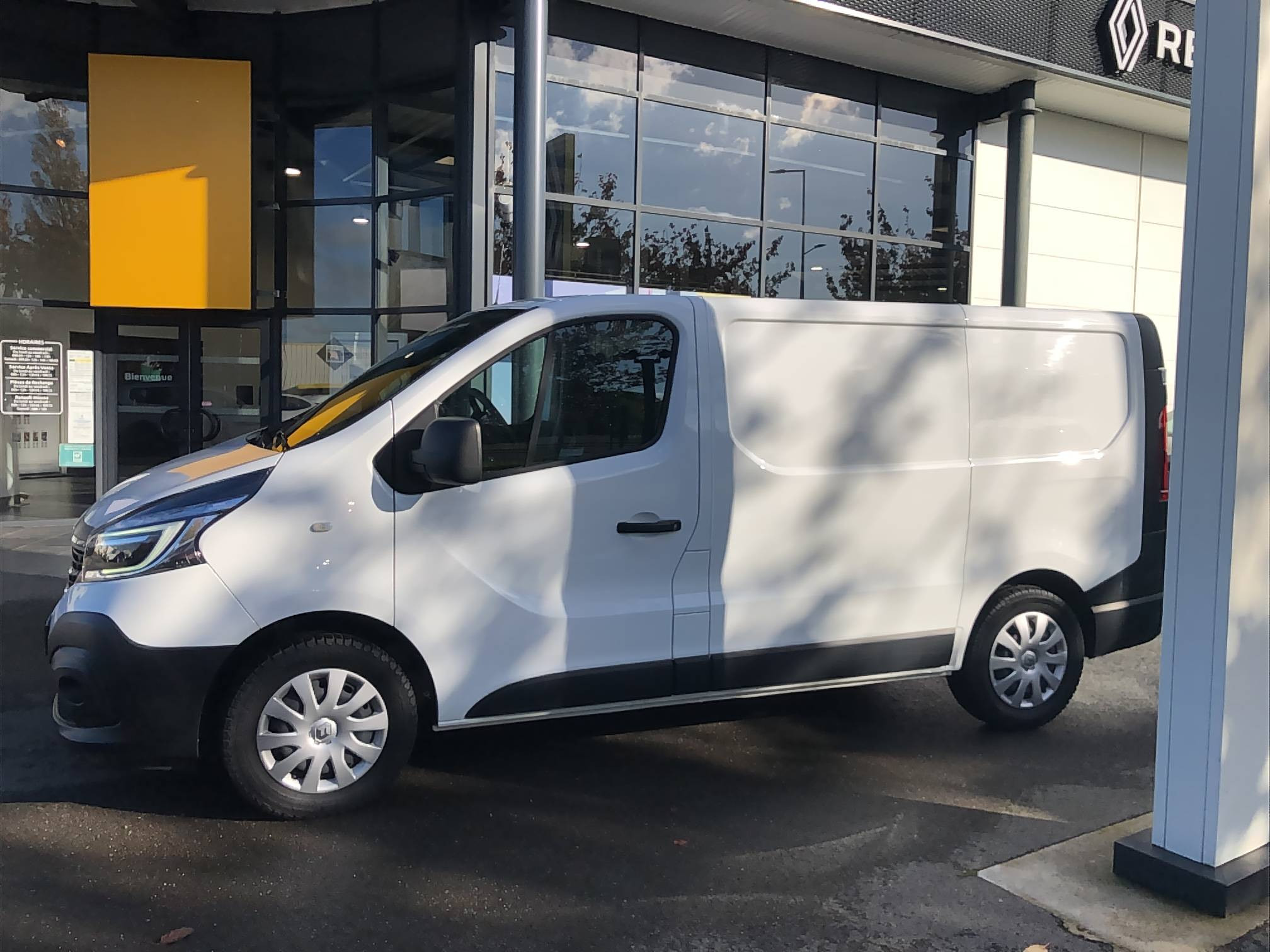 Vente en ligne Renault Trafic 3 Fourgon TRAFIC FGN L1H1 1000 KG DCI 120 au prix de 20 790 €