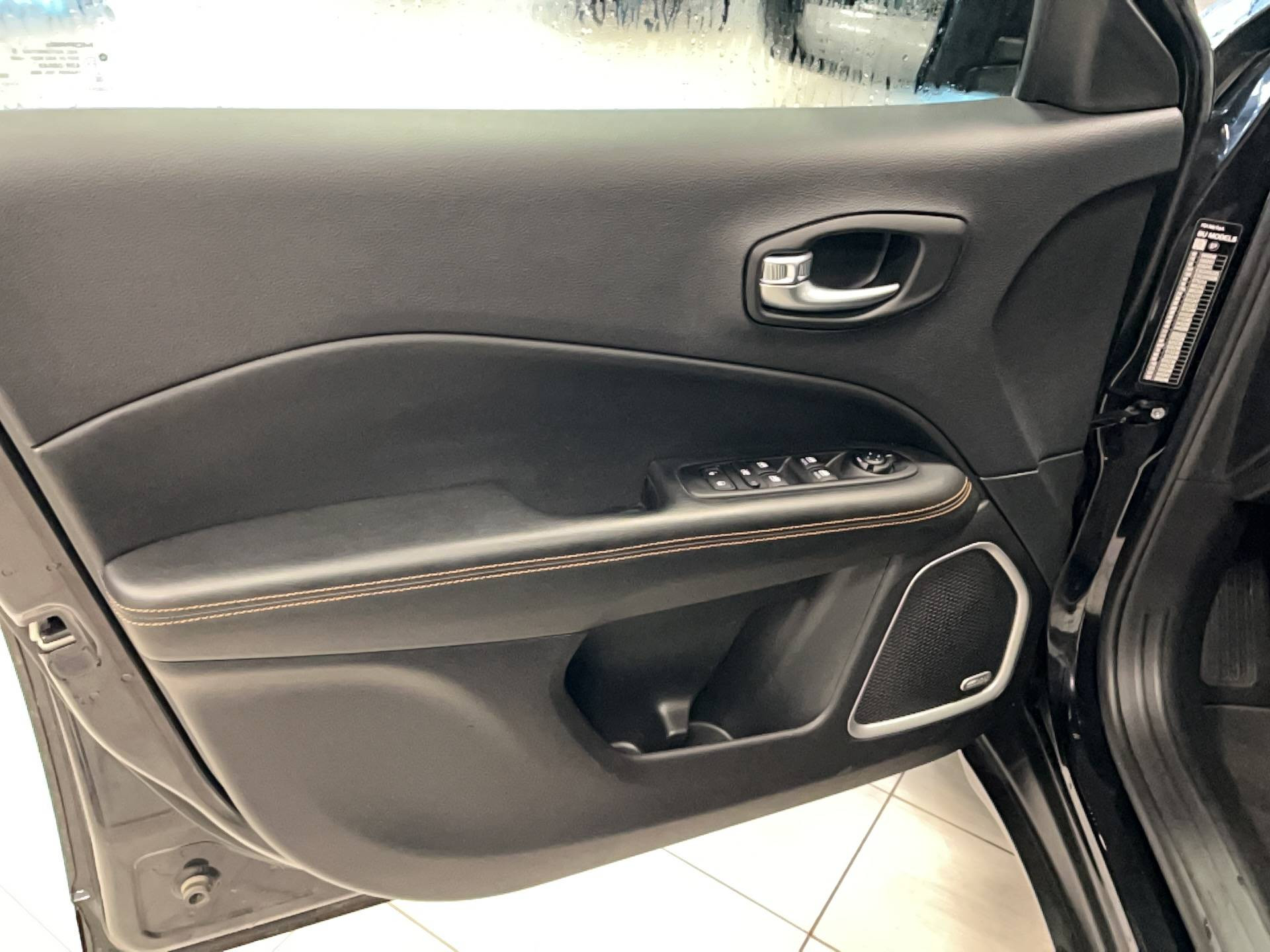 Vente en ligne Jeep Compass Compass 1.3 GSE T4 190 ch PHEV AT6 4xe eAWD au prix de 17 990 €