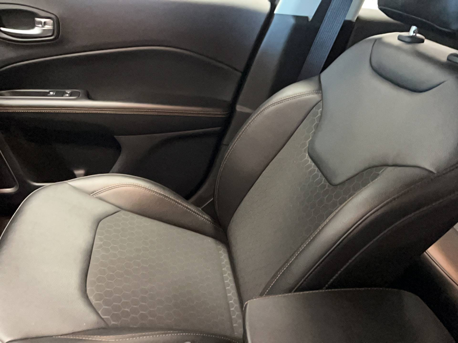 Vente en ligne Jeep Compass Compass 1.3 GSE T4 190 ch PHEV AT6 4xe eAWD au prix de 17 990 €