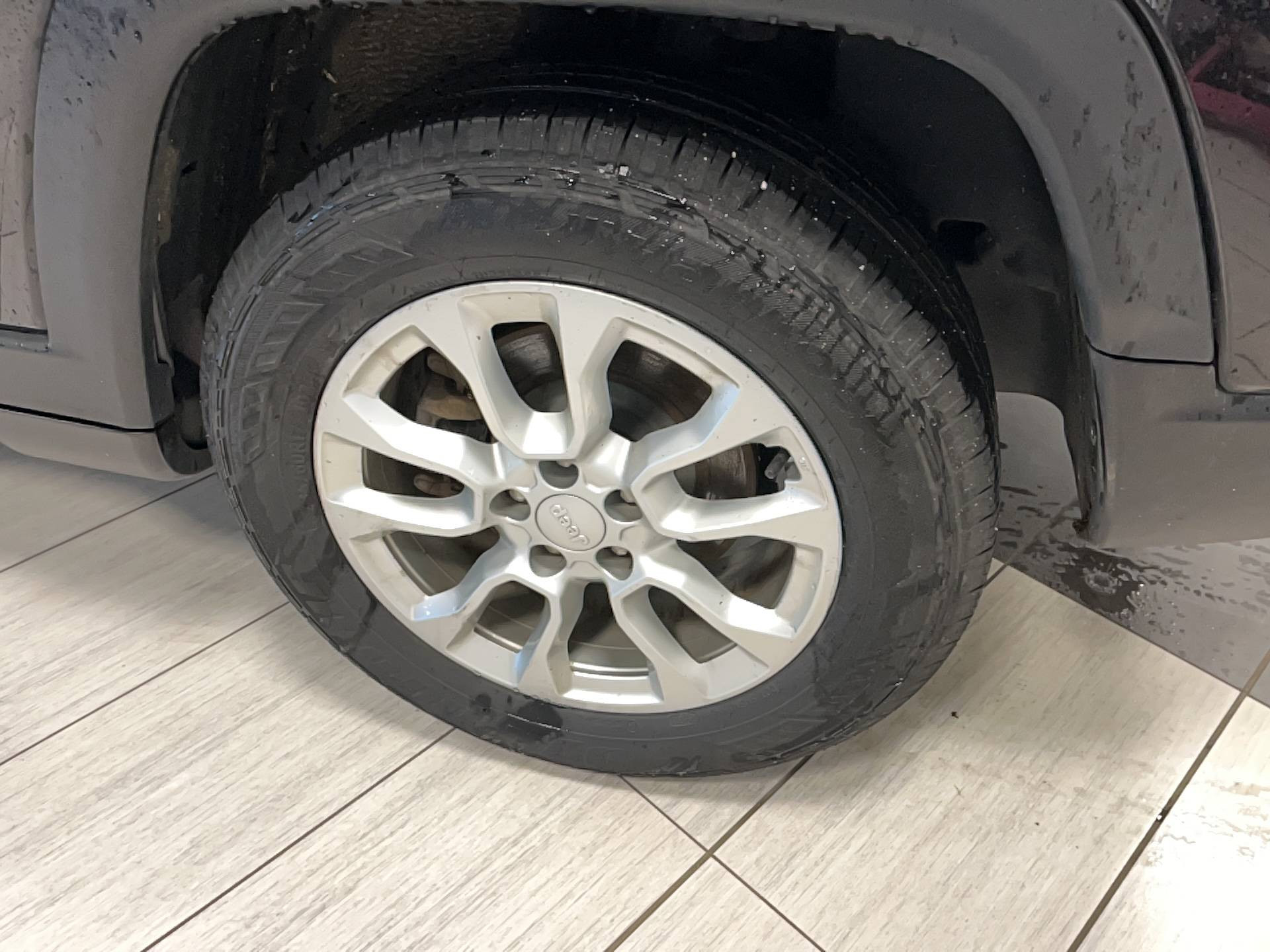 Vente en ligne Jeep Compass Compass 1.3 GSE T4 190 ch PHEV AT6 4xe eAWD au prix de 17 990 €