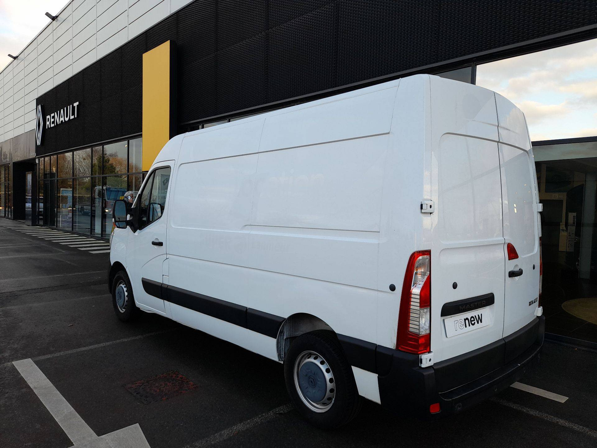 Vente en ligne Renault Master Fourgon MASTER FGN TRAC F3500 L2H2 DCI 135 au prix de 19 500 €