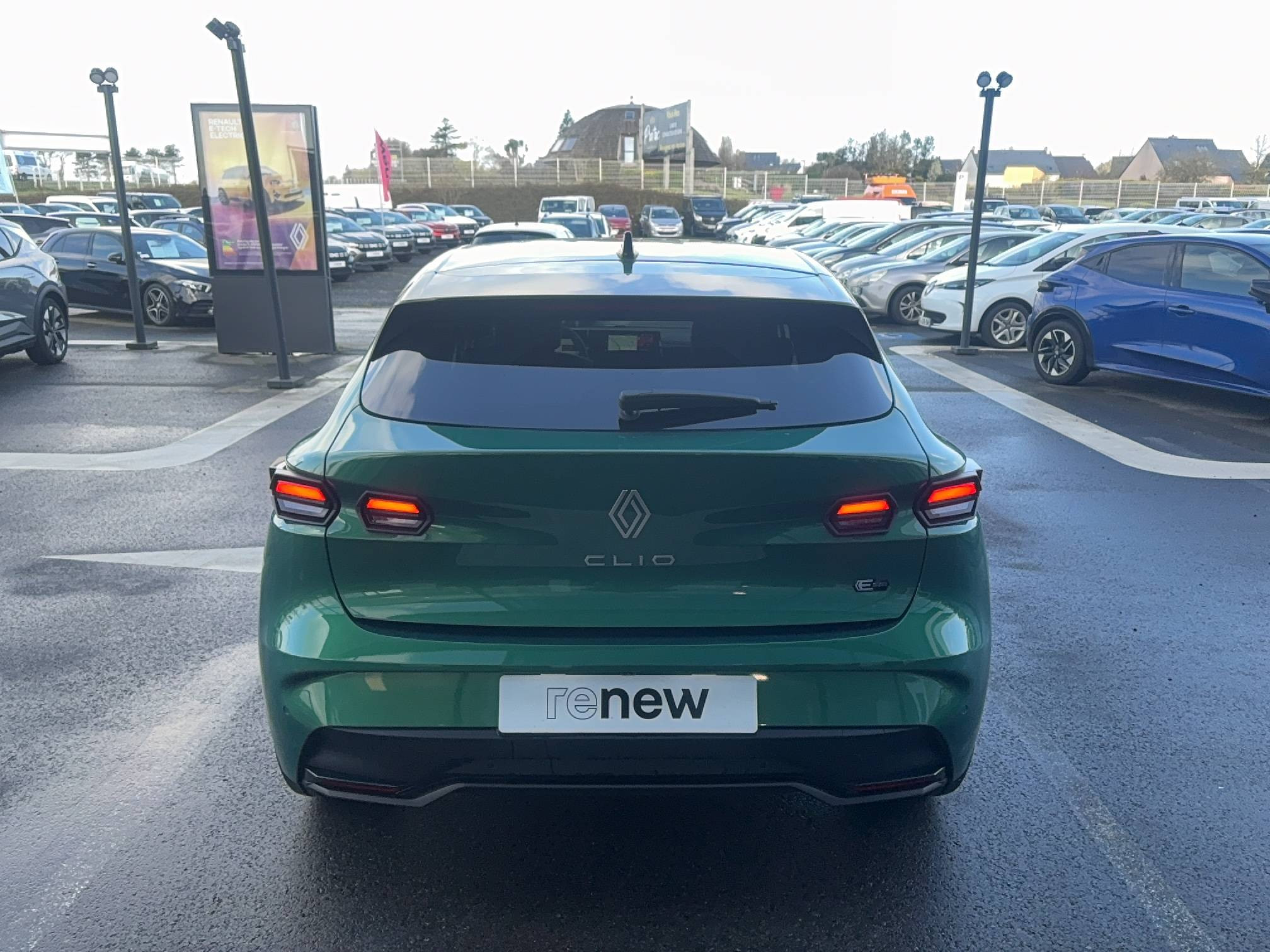 Vente en ligne Renault Clio 6 Clio E-Tech full hybrid 160 ch au prix de 25 990 €