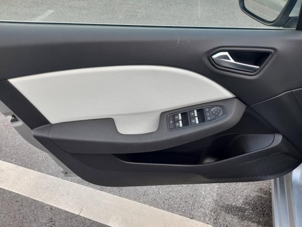 Vente en ligne Renault Clio 5 Clio E-Tech 140 au prix de 17 990 €