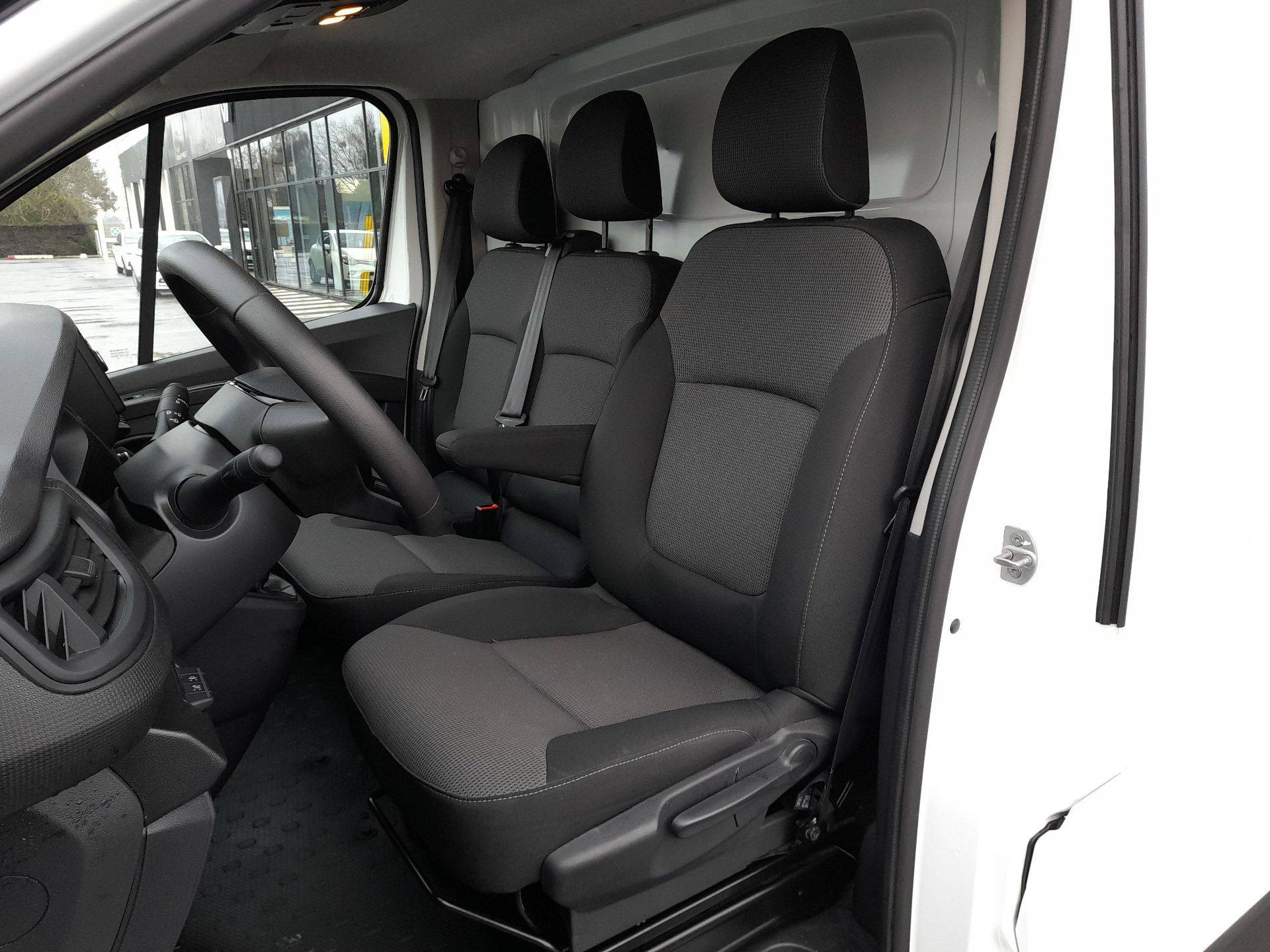 Vente en ligne Renault Trafic 3 Fourgon TRAFIC FGN L1H1 3T BLUE DCI 130 GSR2 au prix de 25 000 €