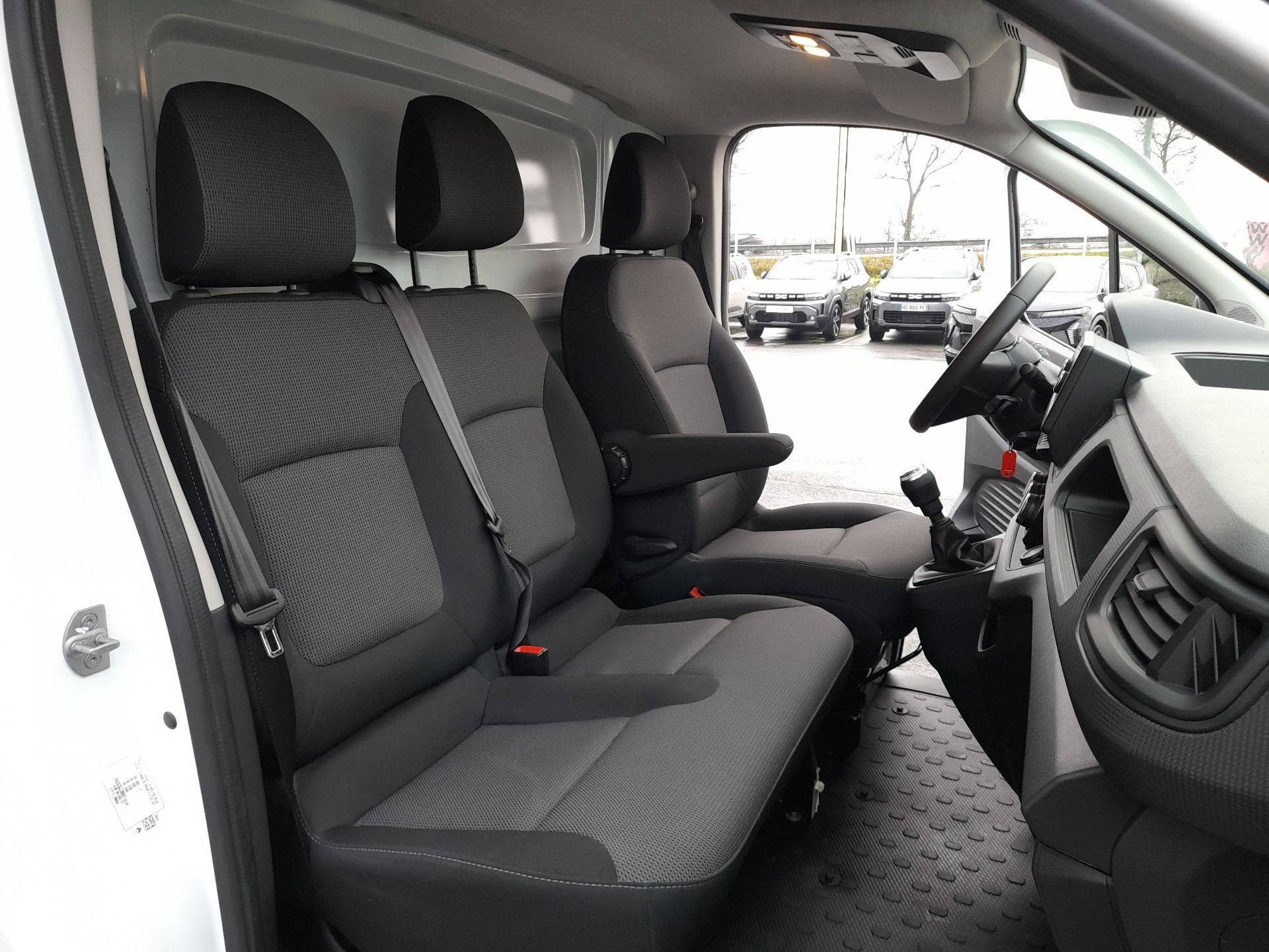 Vente en ligne Renault Trafic 3 Fourgon TRAFIC FGN L1H1 3T BLUE DCI 130 GSR2 au prix de 25 000 €