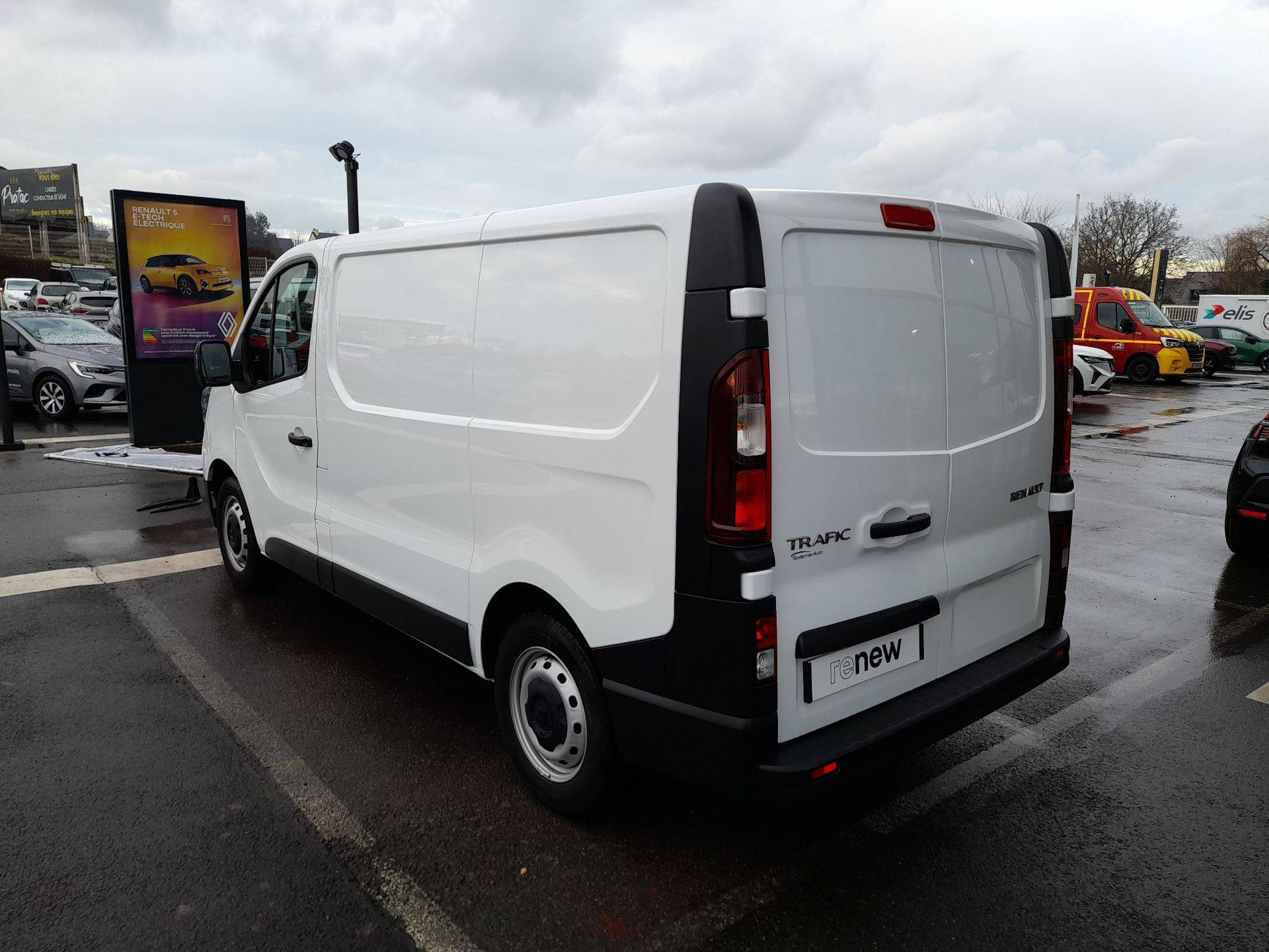 Vente en ligne Renault Trafic 3 Fourgon TRAFIC FGN L1H1 3T BLUE DCI 130 GSR2 au prix de 25 000 €