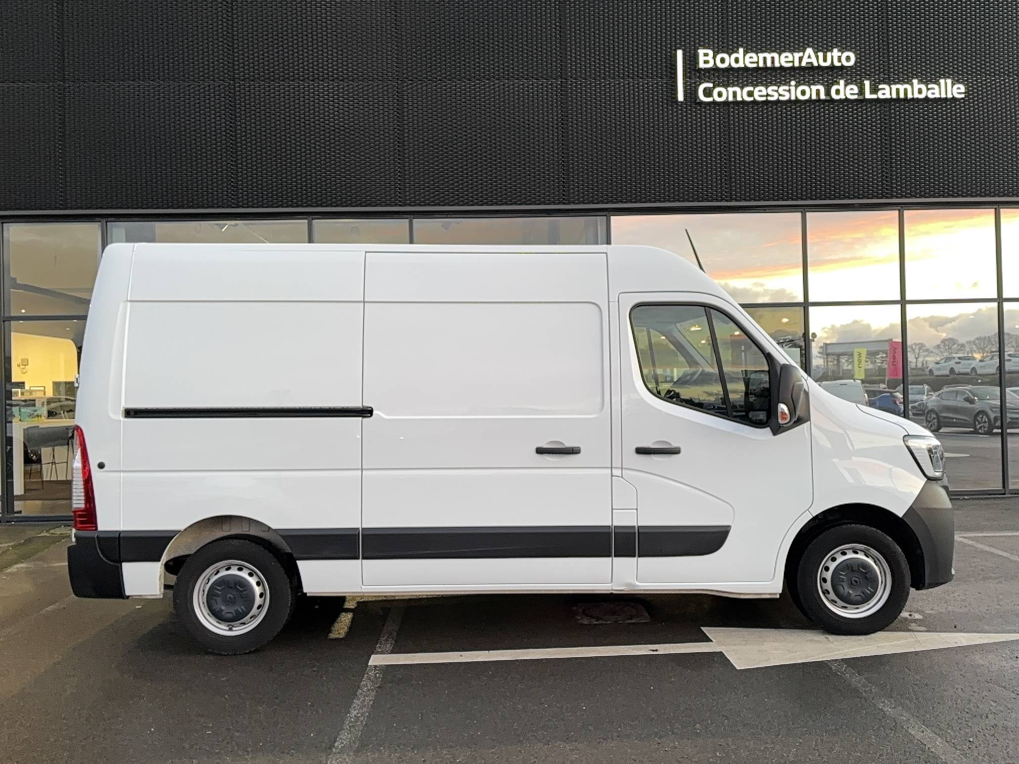 Vente en ligne Renault Master Fourgon MASTER FGN TRAC F3500 L2H2 BLUE DCI 135 au prix de 29 000 €