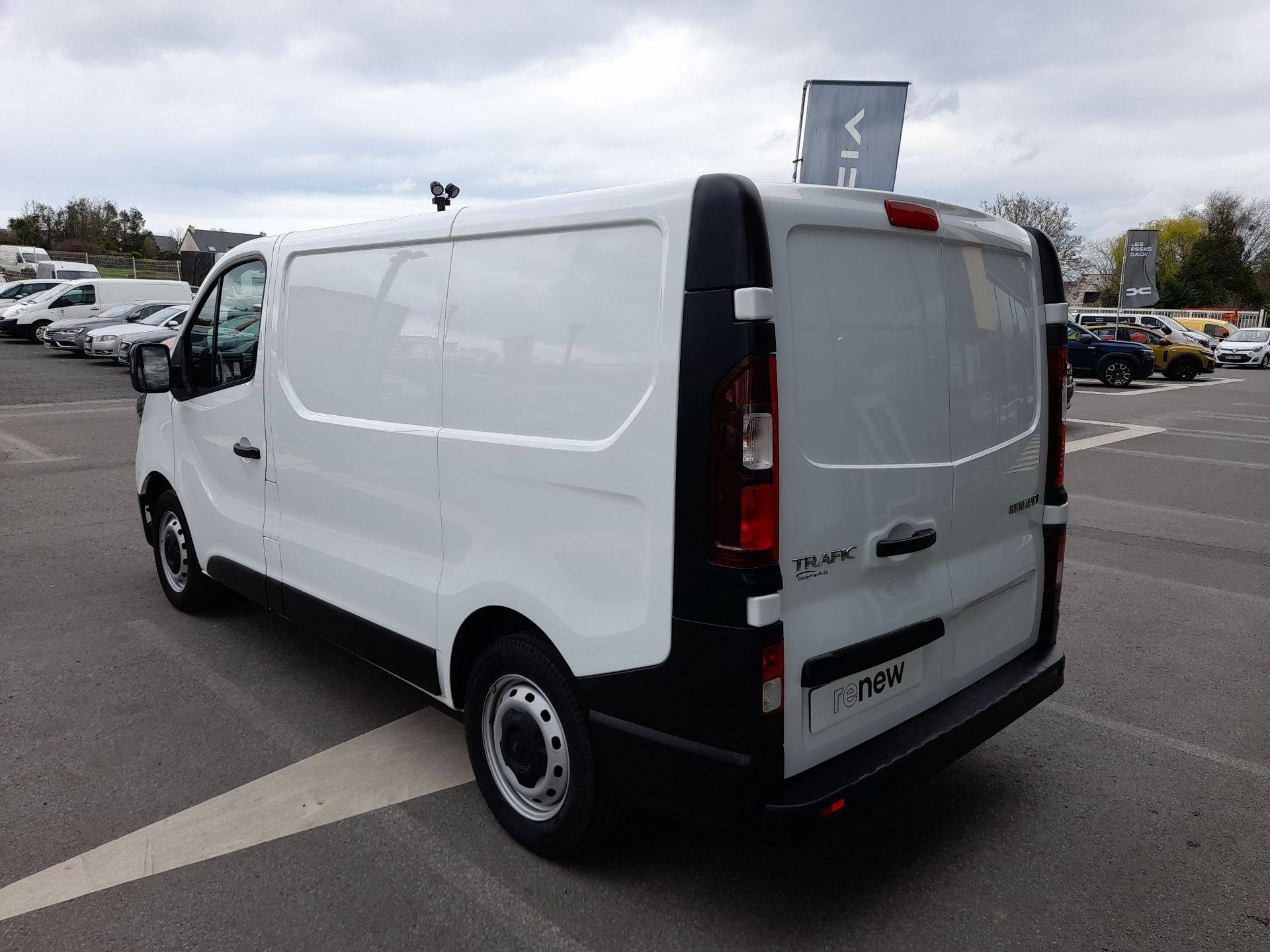 Vente en ligne Renault Trafic 3 Fourgon TRAFIC FGN L1H1 3000 KG BLUE DCI 130 au prix de 23 890 €