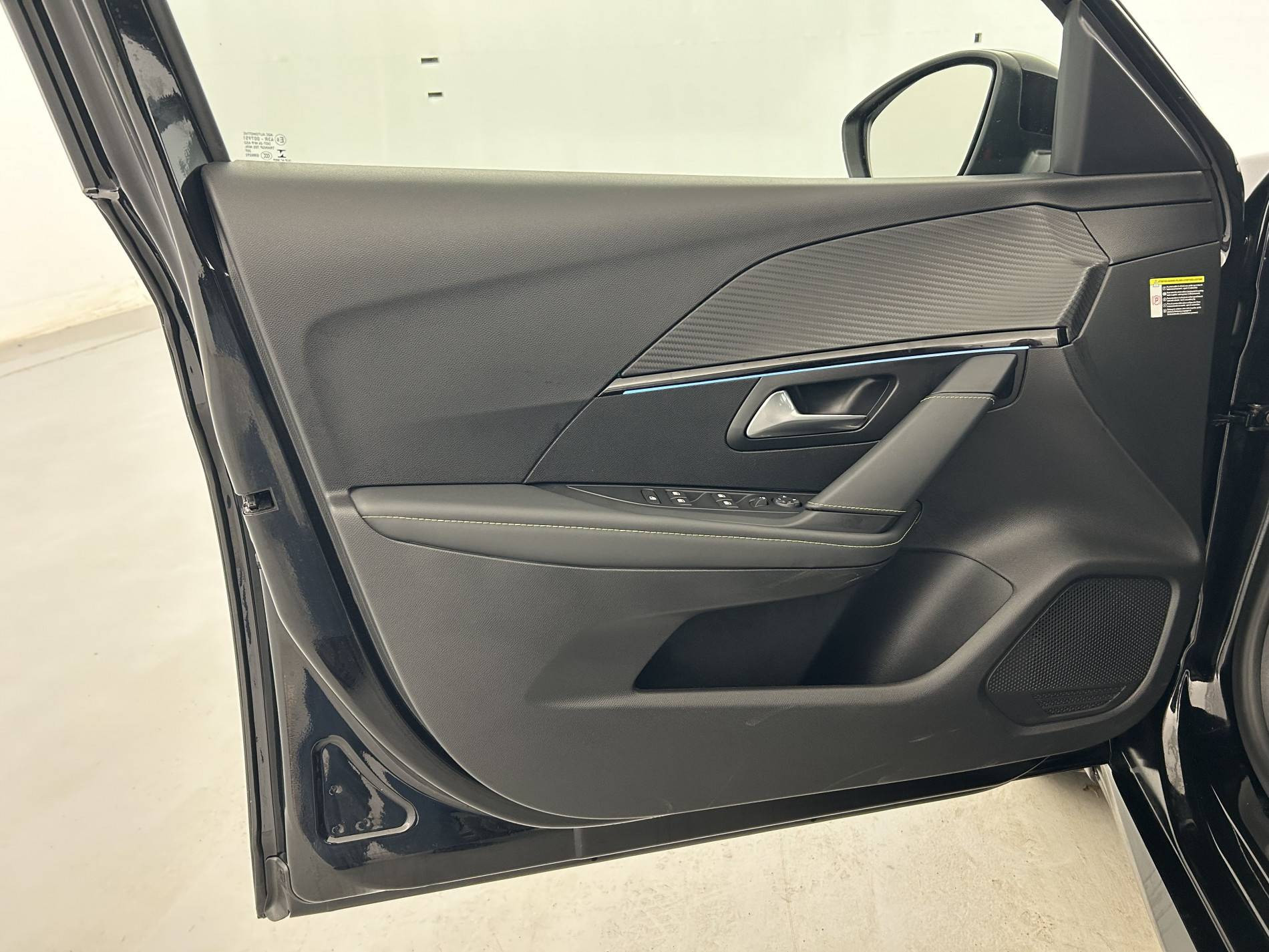 Vente en ligne Peugeot E-208  50 kWh 136ch au prix de 16 890 €