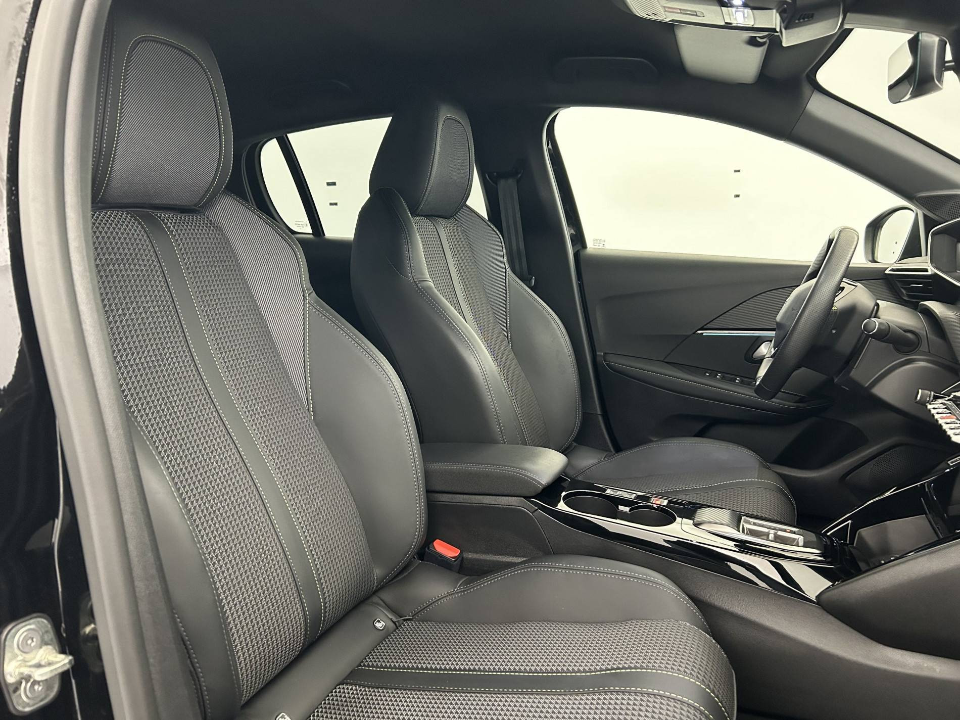 Vente en ligne Peugeot E-208  50 kWh 136ch au prix de 16 890 €