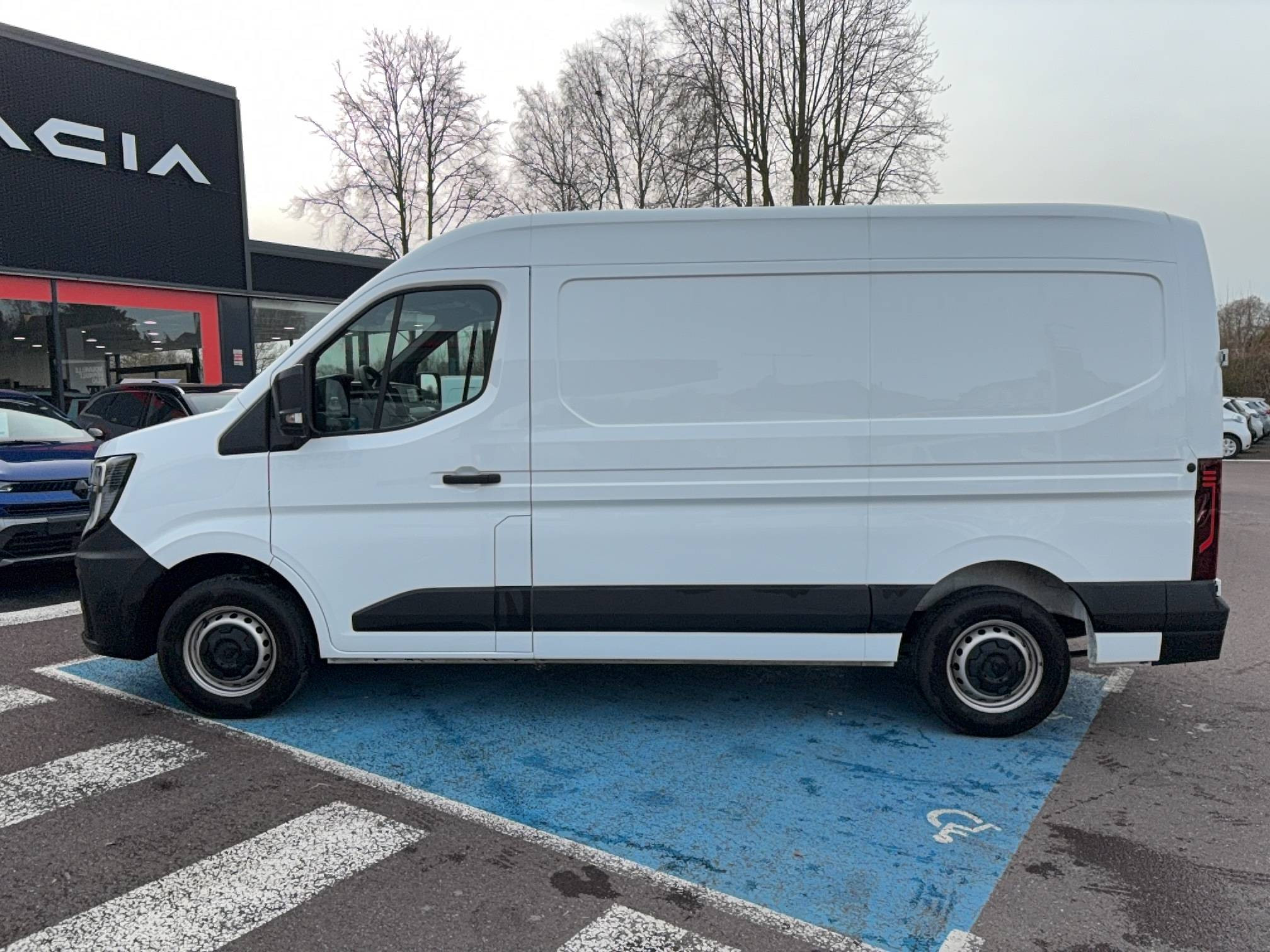 Vente en ligne Renault Master Fourgon MASTER FG BLUE DCI 130 L2H2 3T5 TR au prix de 30 990 €