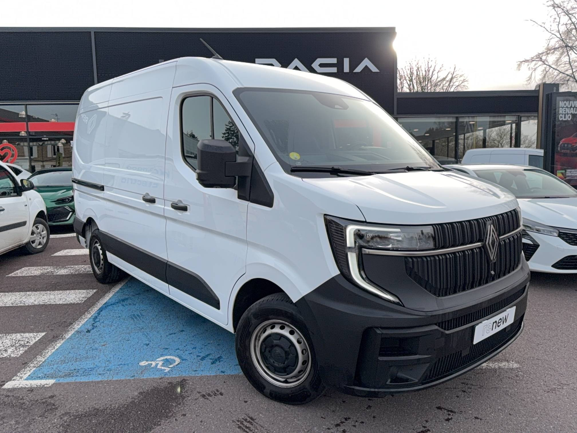 Vente en ligne Renault Master Fourgon MASTER FG BLUE DCI 130 L2H2 3T5 TR au prix de 30 990 €