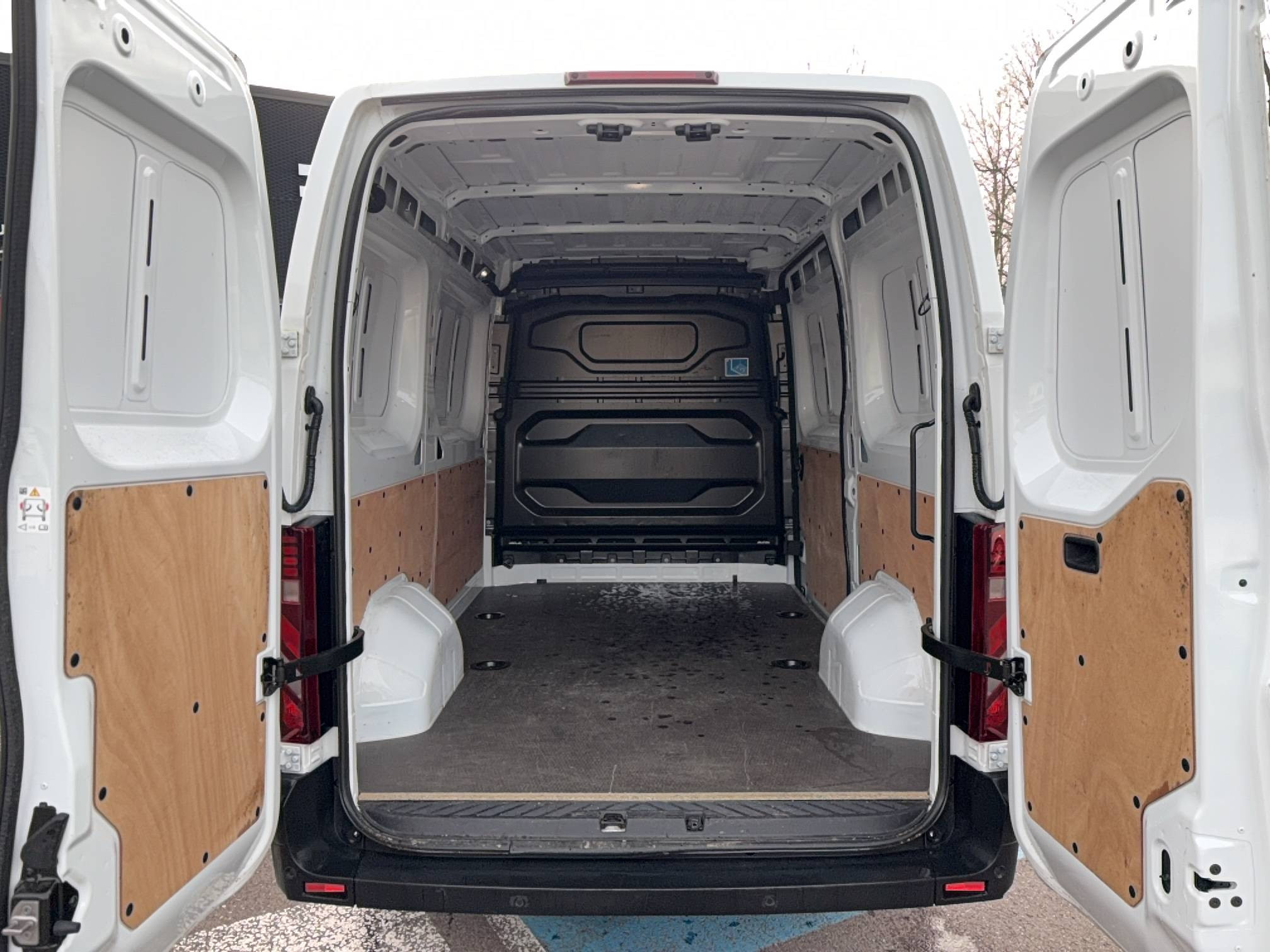 Vente en ligne Renault Master Fourgon MASTER FG BLUE DCI 130 L2H2 3T5 TR au prix de 30 990 €