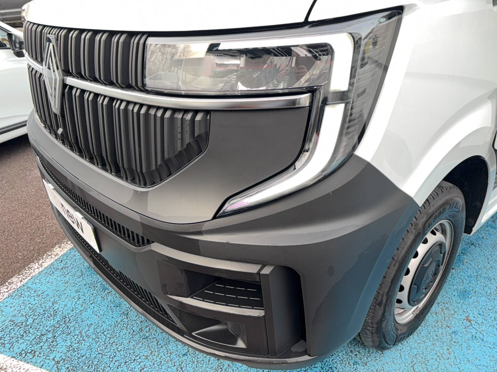 Vente en ligne Renault Master Fourgon MASTER FG BLUE DCI 130 L2H2 3T5 TR au prix de 30 990 €