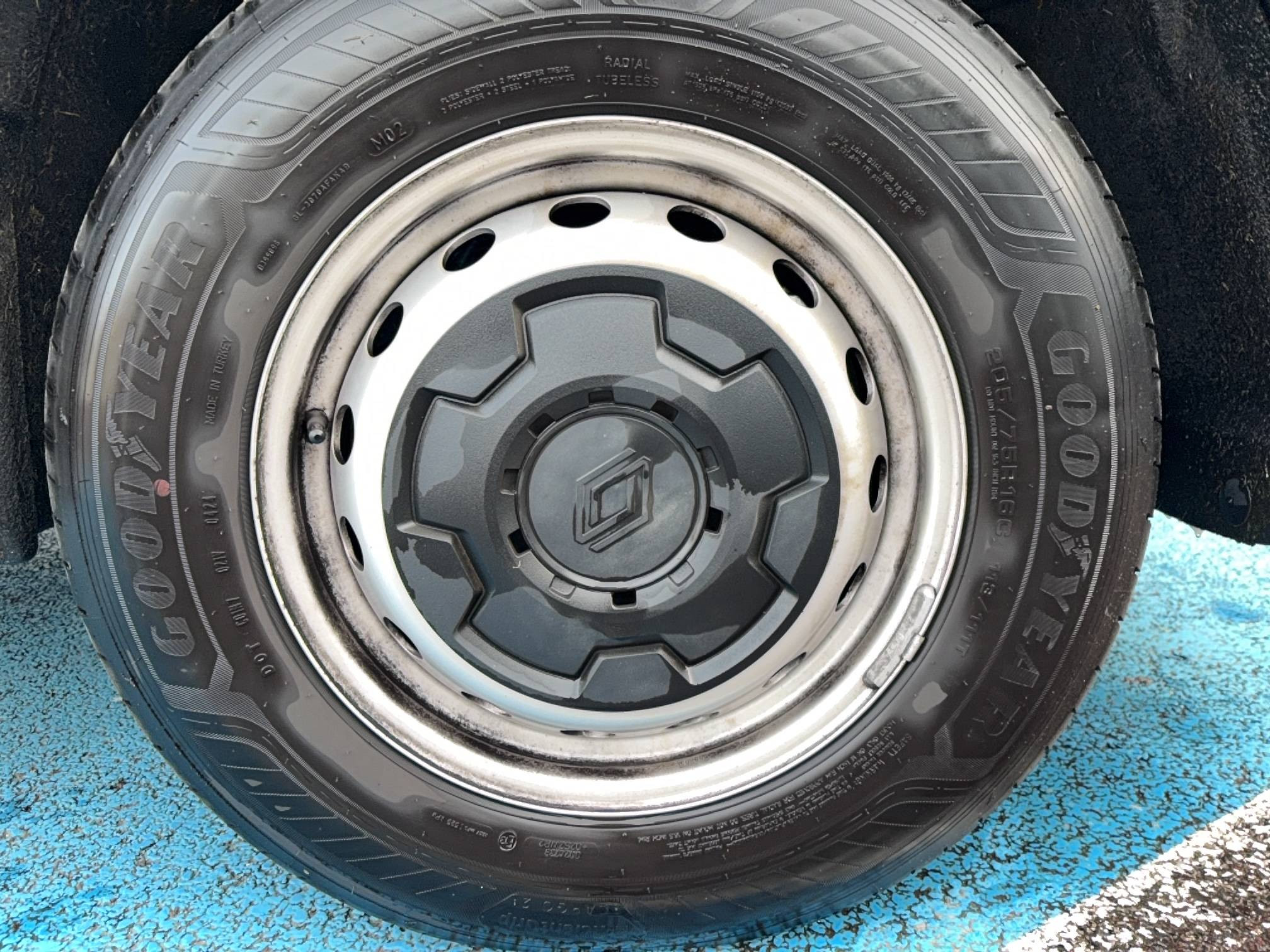 Vente en ligne Renault Master Fourgon MASTER FG BLUE DCI 130 L2H2 3T5 TR au prix de 30 990 €