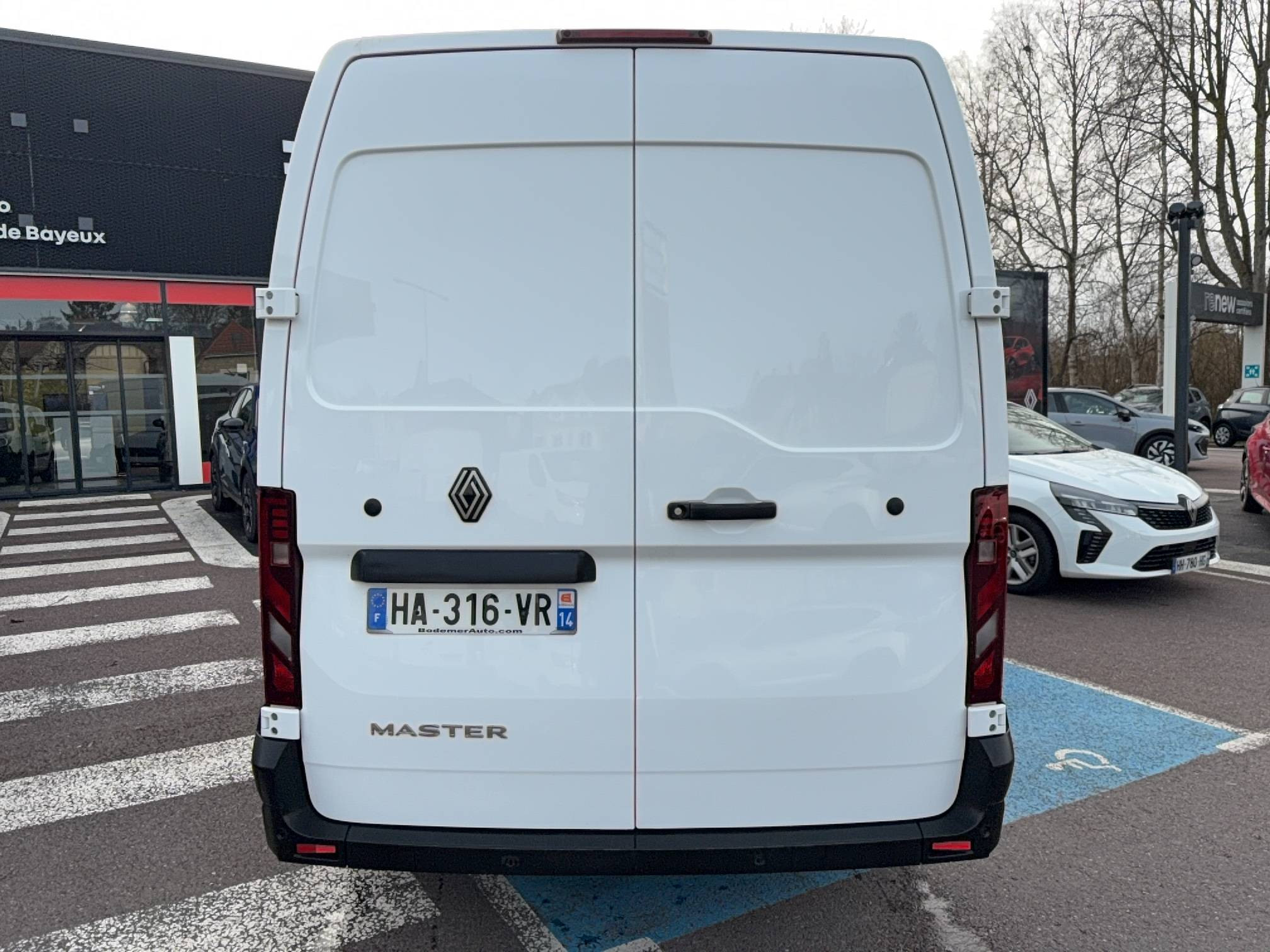 Vente en ligne Renault Master Fourgon MASTER FG BLUE DCI 130 L2H2 3T5 TR au prix de 30 990 €