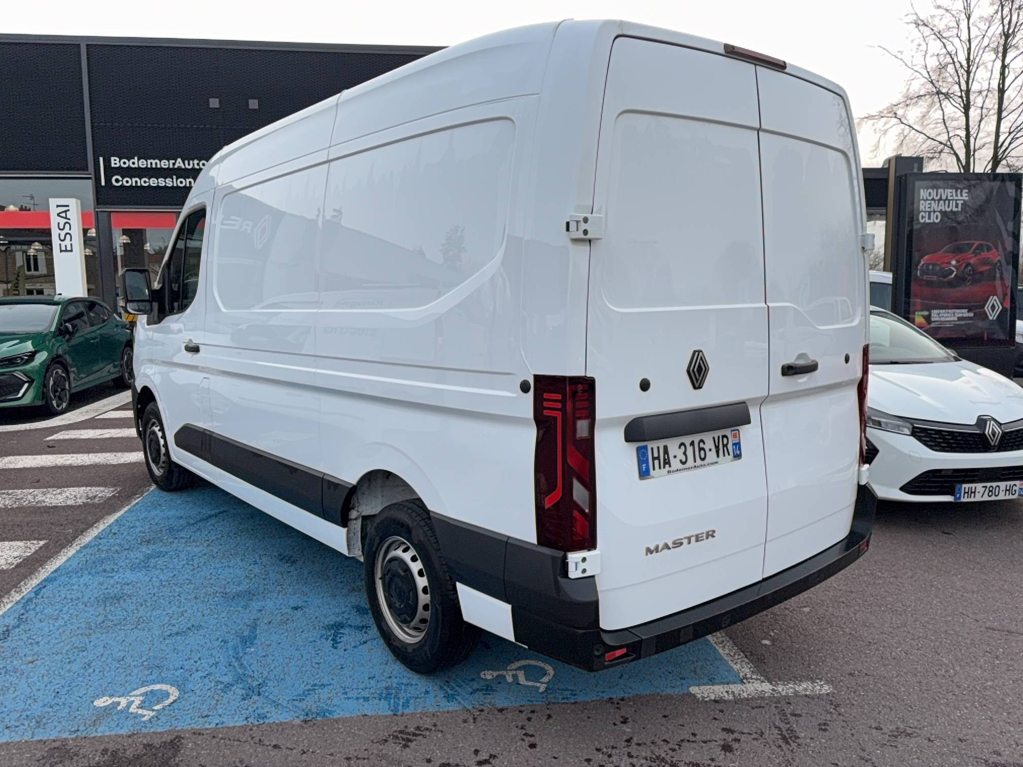 Vente en ligne Renault Master Fourgon MASTER FG BLUE DCI 130 L2H2 3T5 TR au prix de 30 990 €