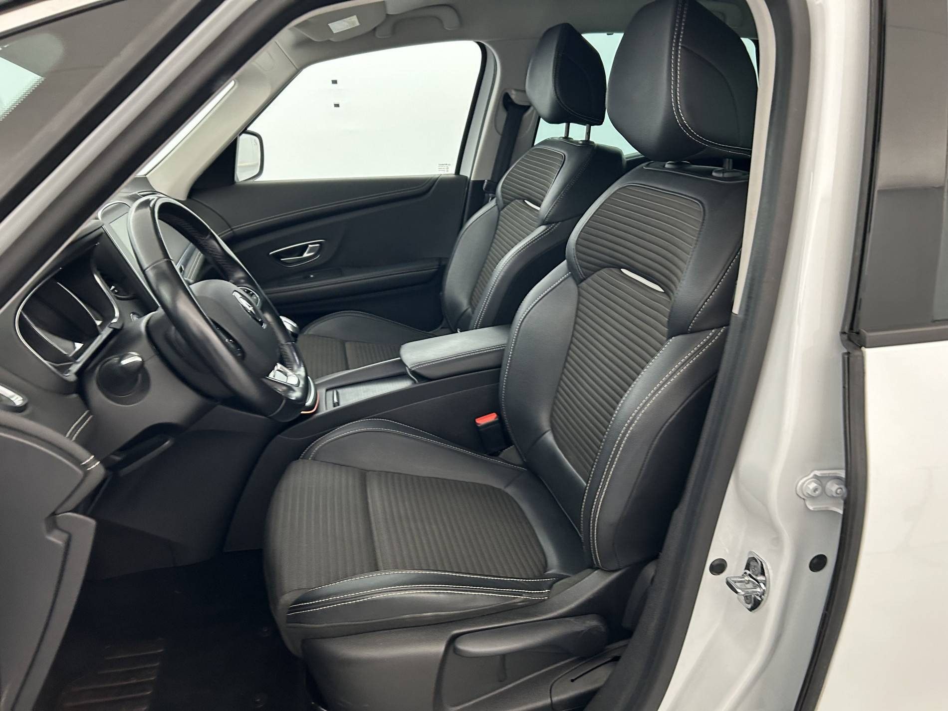 Vente en ligne Renault Scenic 4 Scenic Blue dCi 120 au prix de 13 590 €