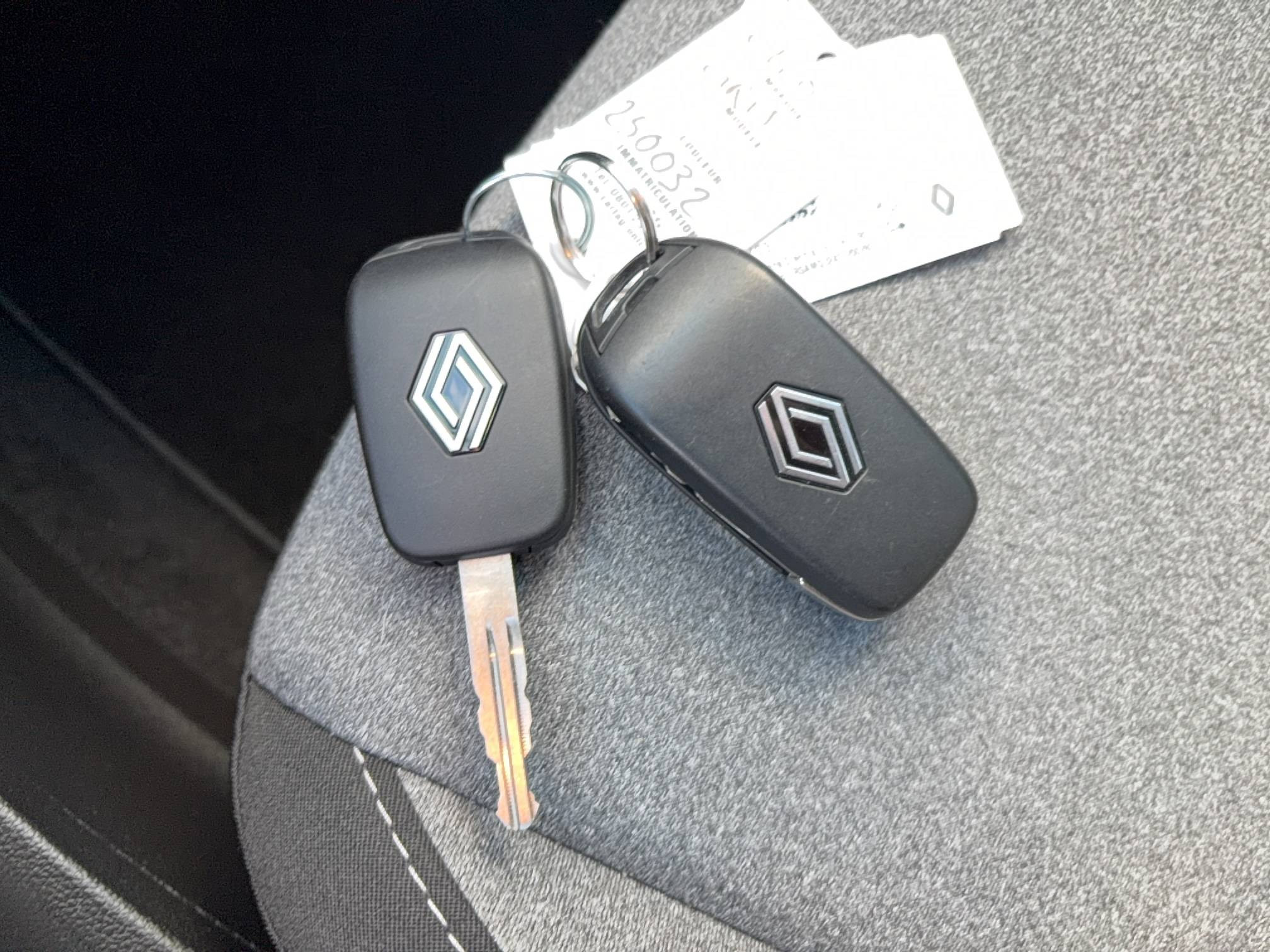 Vente en ligne Renault Clio 5 Clio E-Tech full hybrid 145 ch GSR2 au prix de 20 990 €