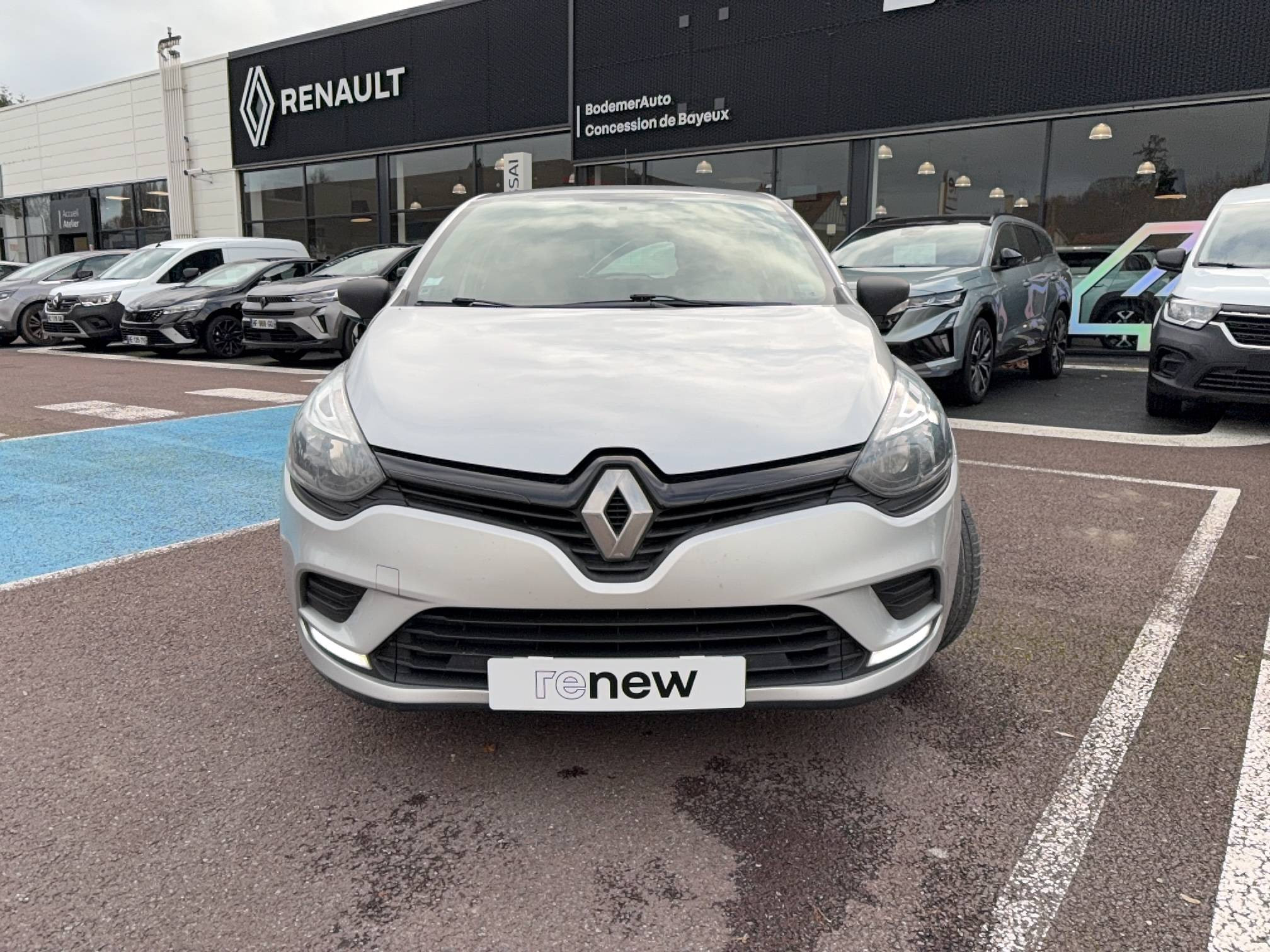 Vente en ligne Renault Clio 4 Clio 1.2 16V 75 au prix de 10 490 €