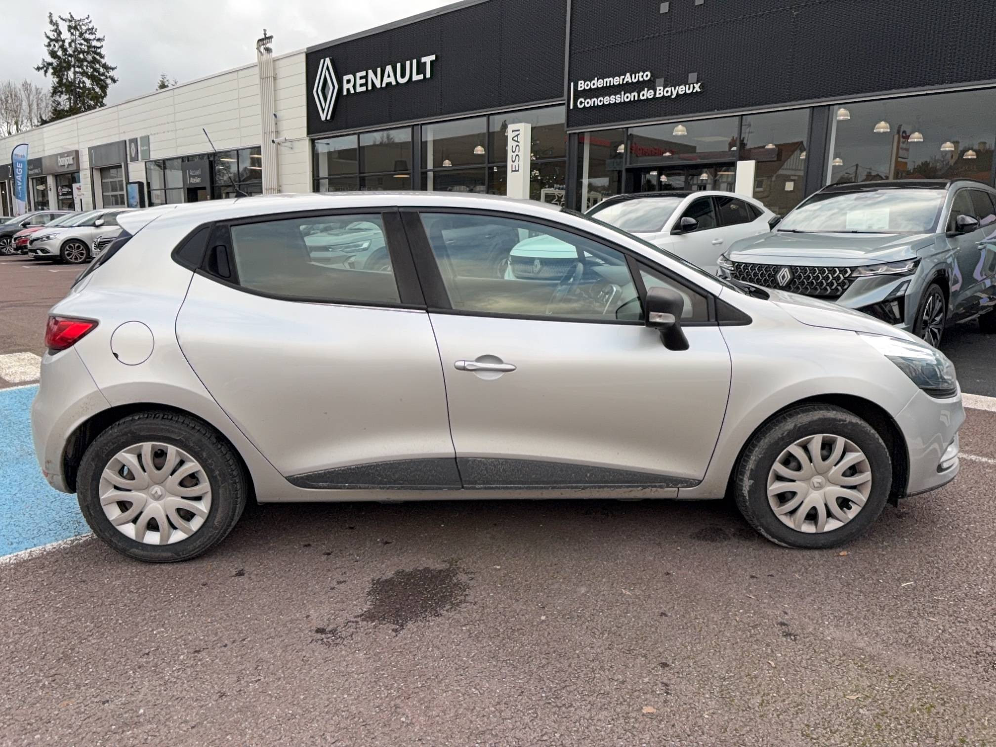 Vente en ligne Renault Clio 4 Clio 1.2 16V 75 au prix de 10 490 €