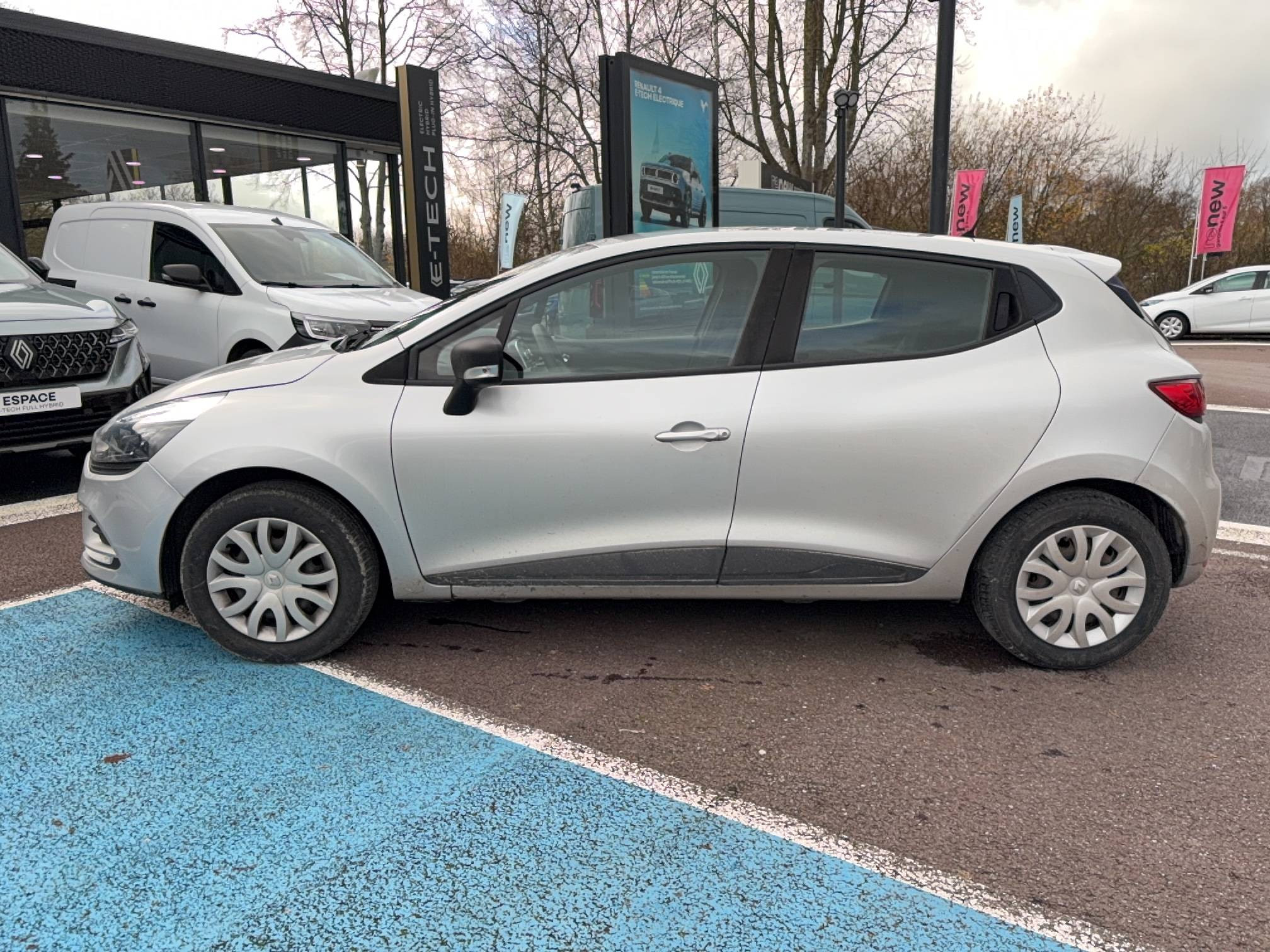 Vente en ligne Renault Clio 4 Clio 1.2 16V 75 au prix de 10 490 €