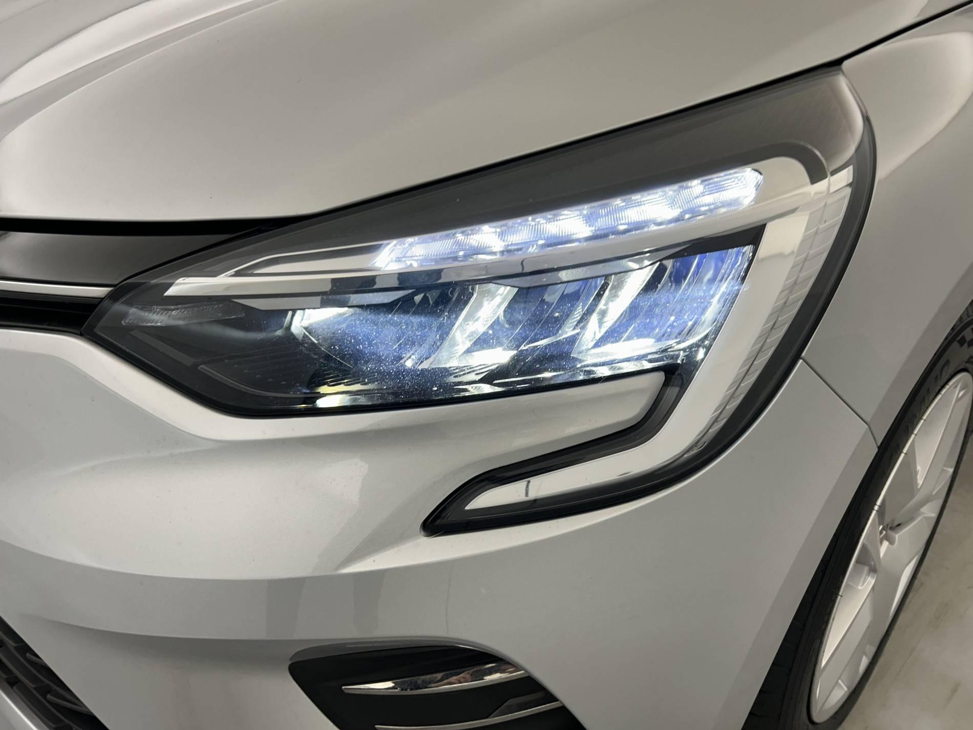 Vente en ligne Renault Clio 5 Clio E-Tech 140 - 21N au prix de 15 590 €