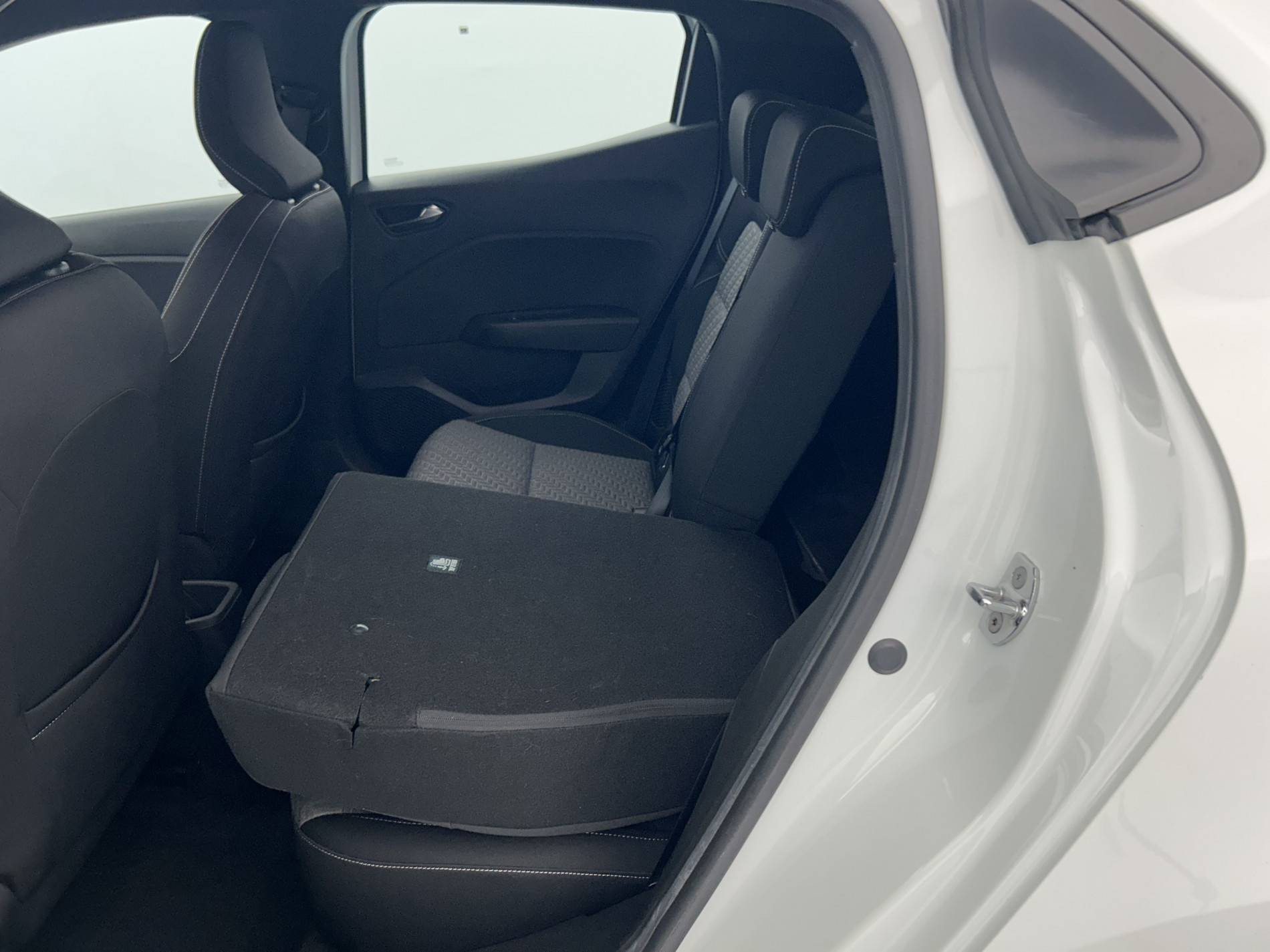 Vente en ligne Renault Clio 5 Clio E-Tech 140 - 21N au prix de 16 990 €