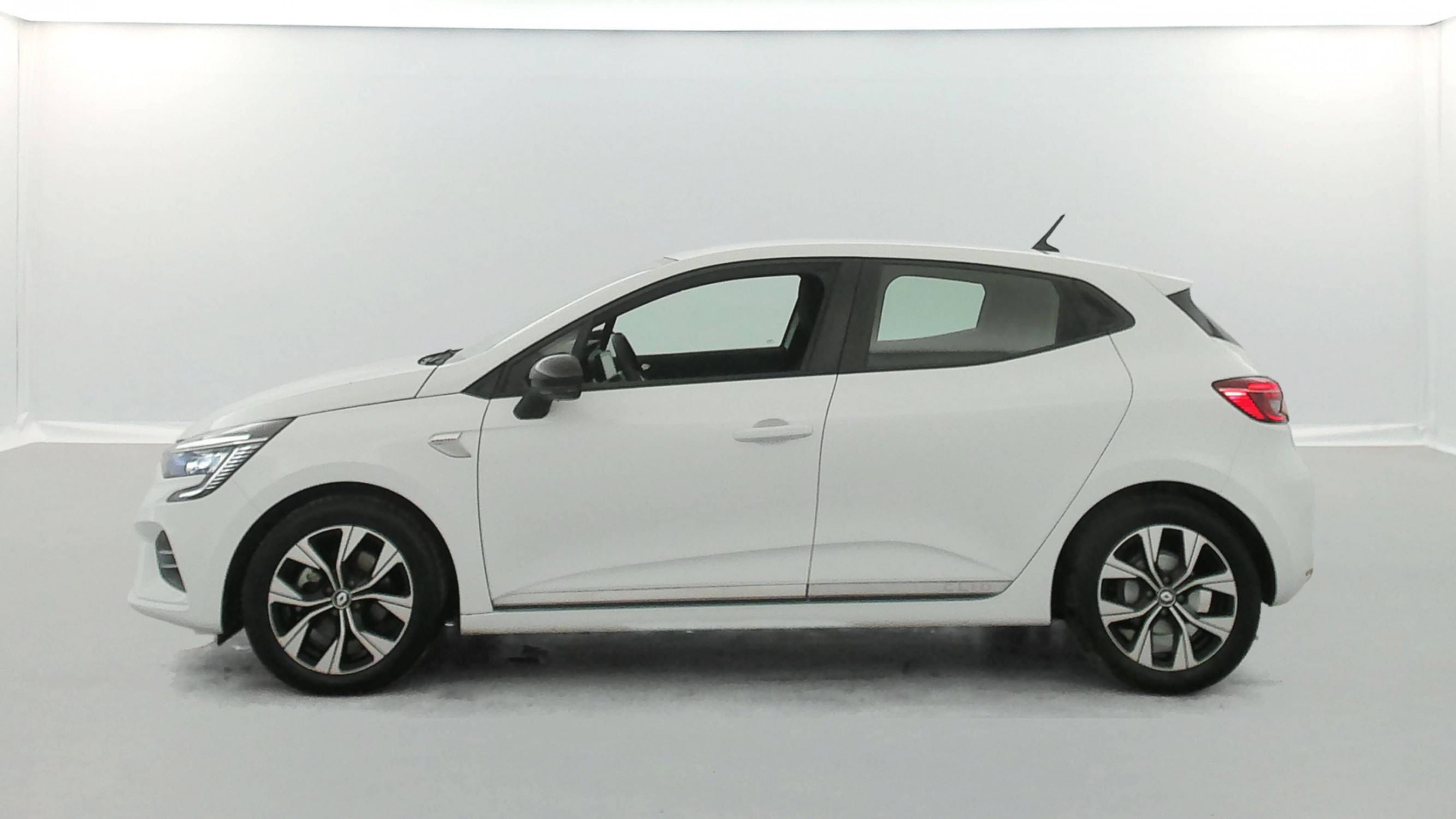 Vente en ligne Renault Clio 5 Clio E-Tech 140 - 21N au prix de 16 990 €