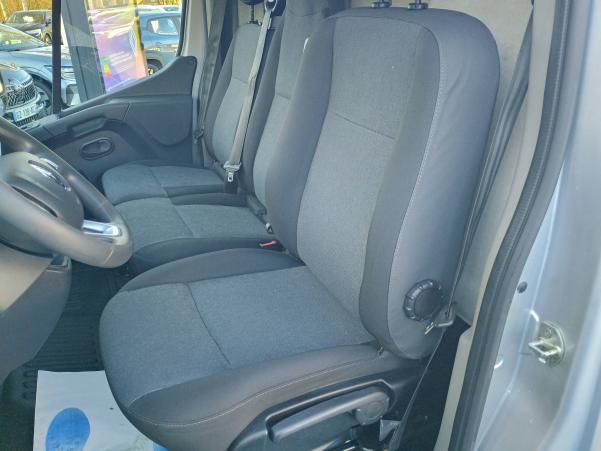 Vente en ligne Renault Master Fourgon MASTER FGN TRAC F3300 L2H2 DCI 135 au prix de 23 490 €