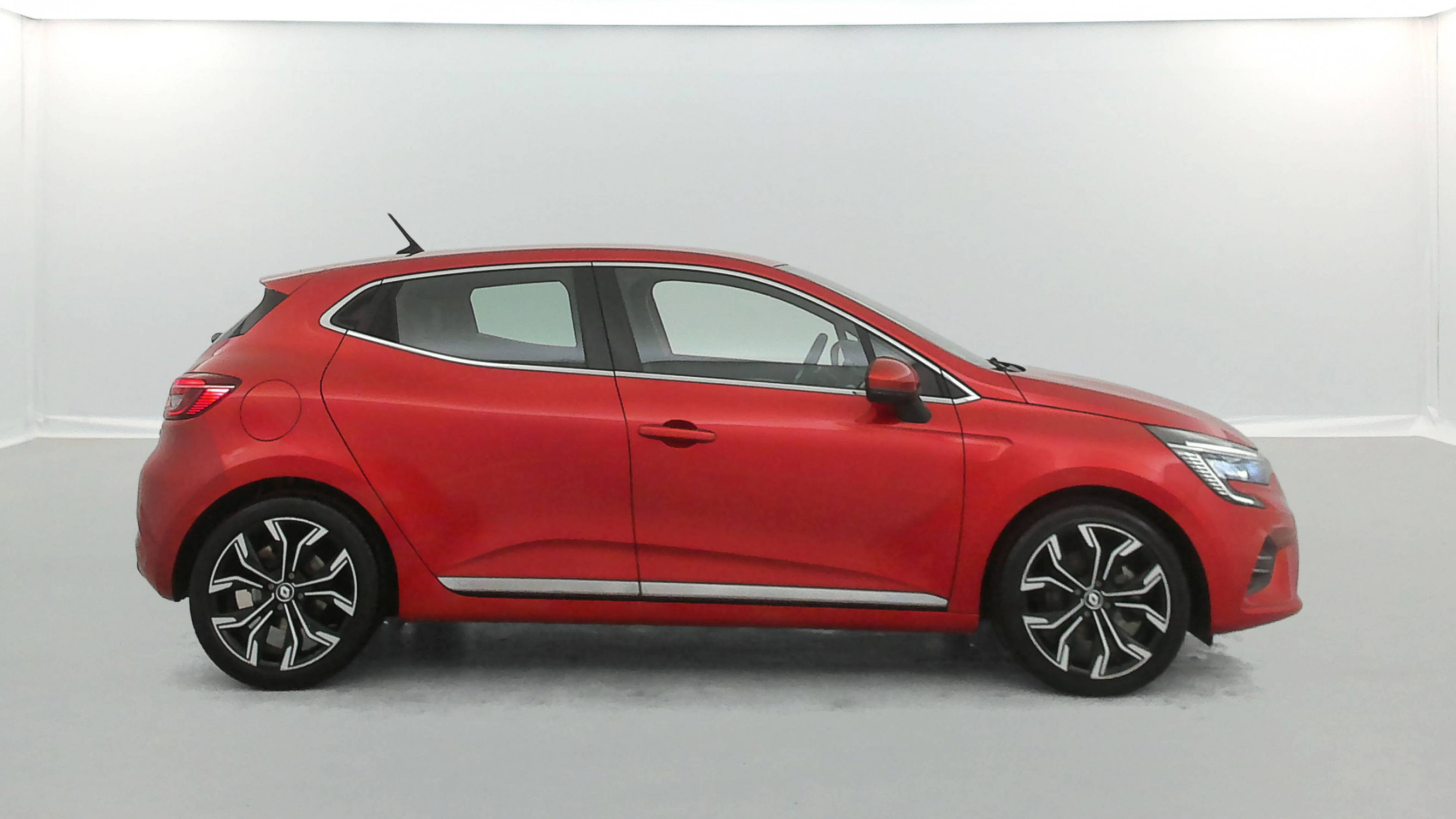 Vente en ligne Renault Clio 5 Clio E-Tech 140 - 21N au prix de 16 590 €