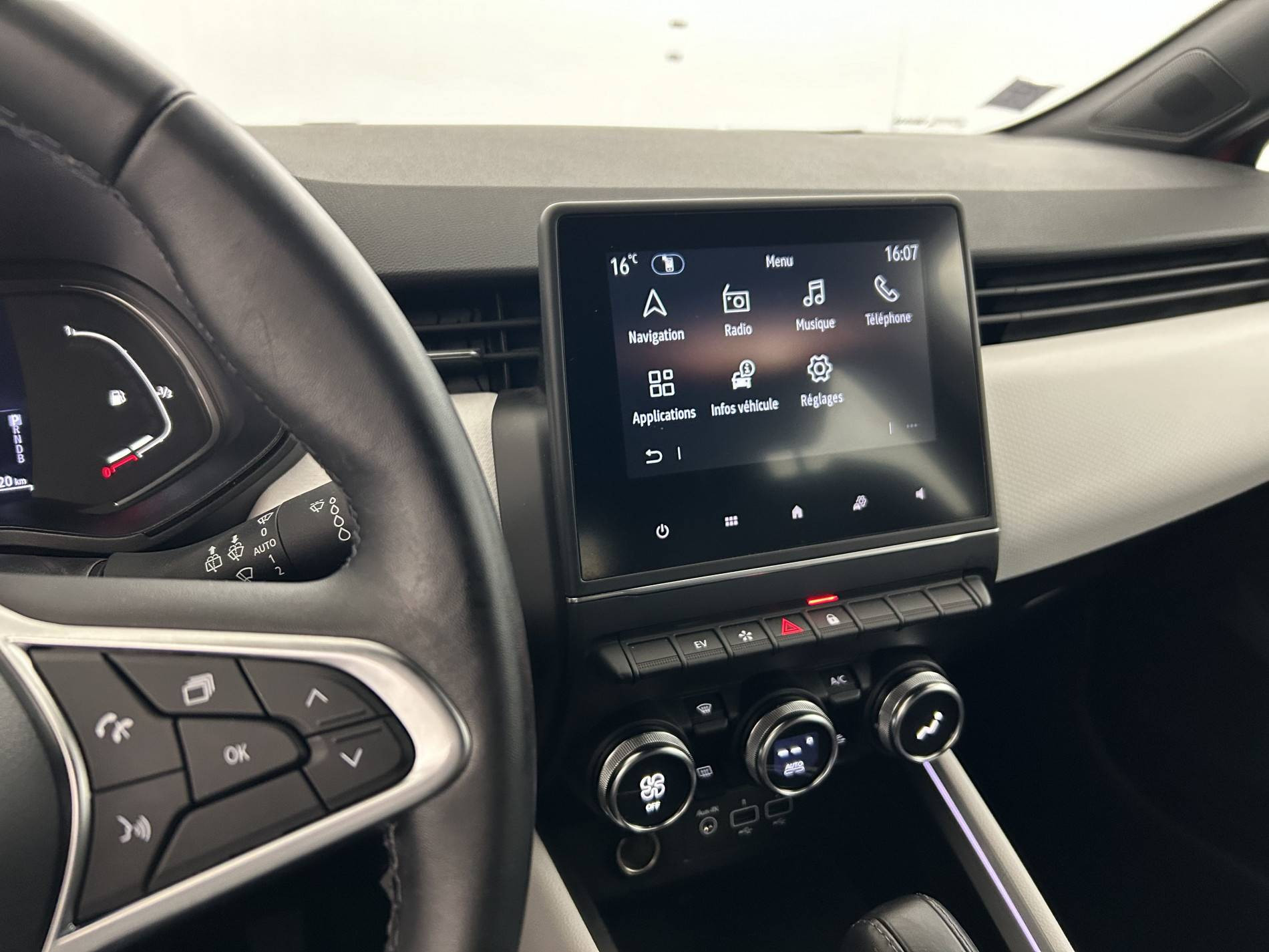 Vente en ligne Renault Clio 5 Clio E-Tech 140 - 21N au prix de 16 590 €