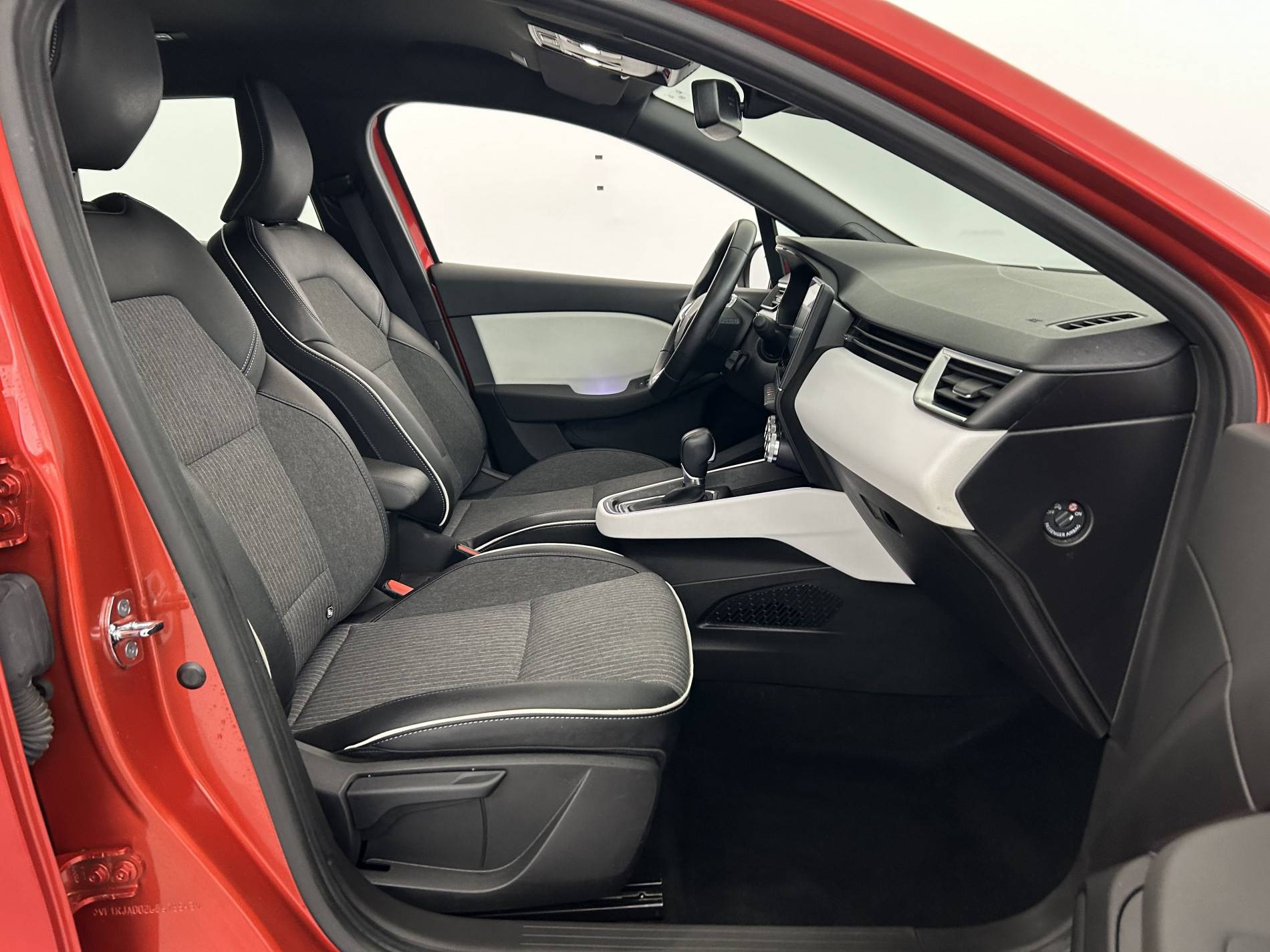 Vente en ligne Renault Clio 5 Clio E-Tech 140 - 21N au prix de 16 590 €