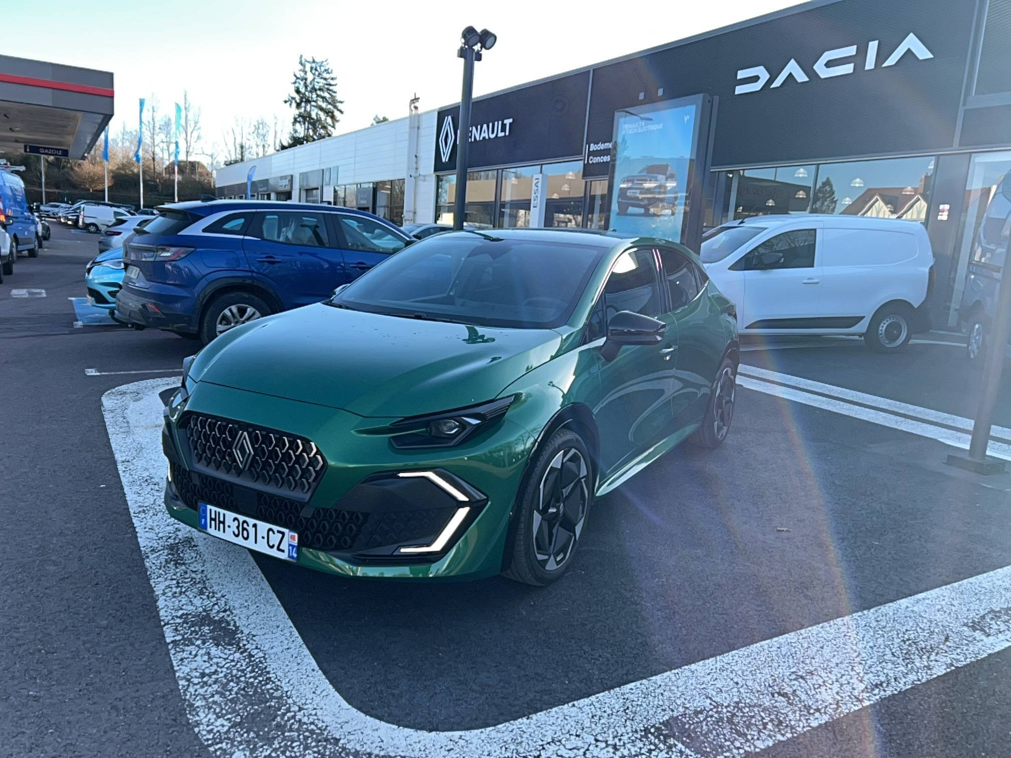 Vente en ligne Renault Clio 6 Clio E-Tech full hybrid 160 ch au prix de 26 990 €