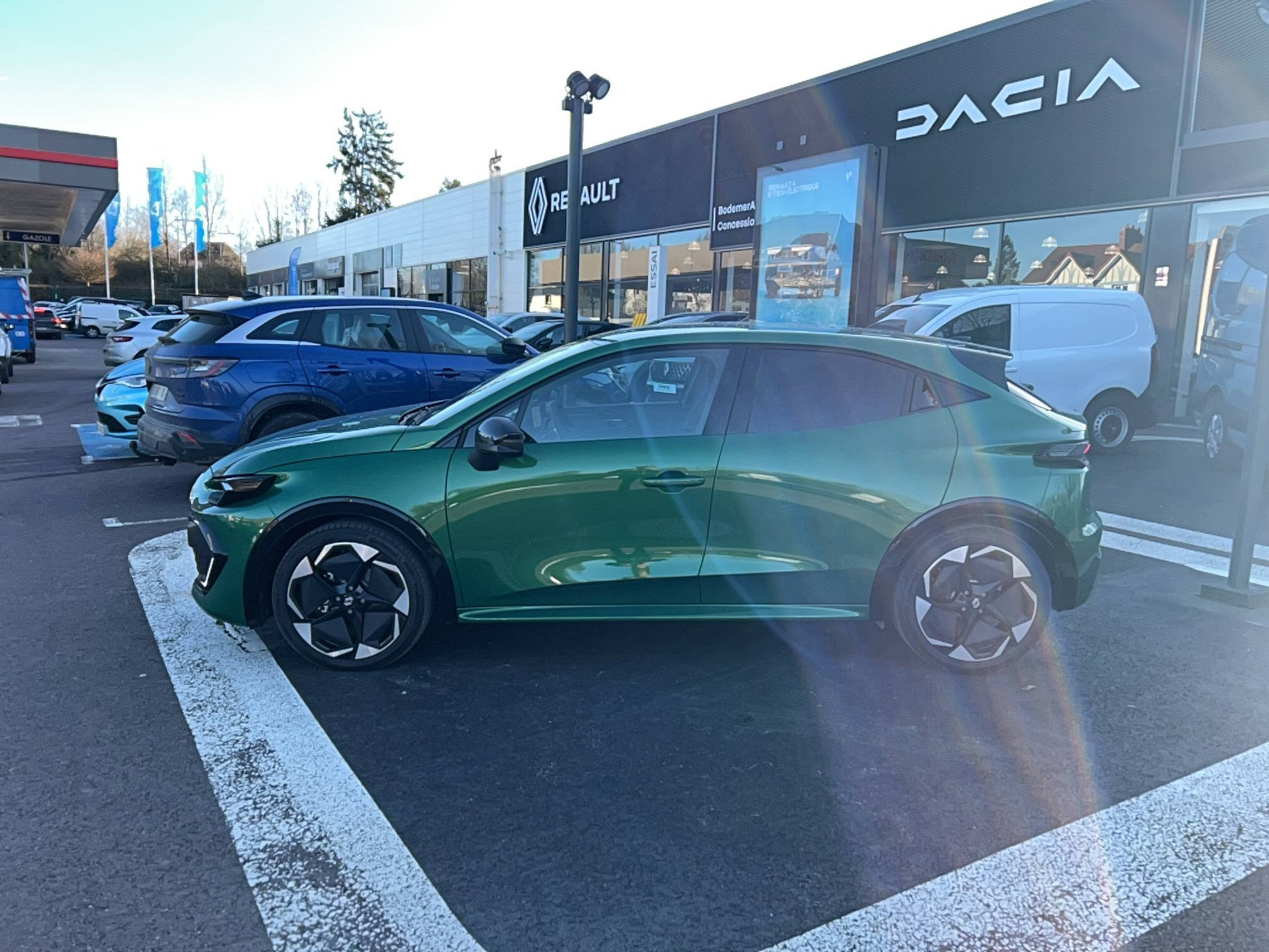 Vente en ligne Renault Clio 6 Clio E-Tech full hybrid 160 ch au prix de 26 990 €