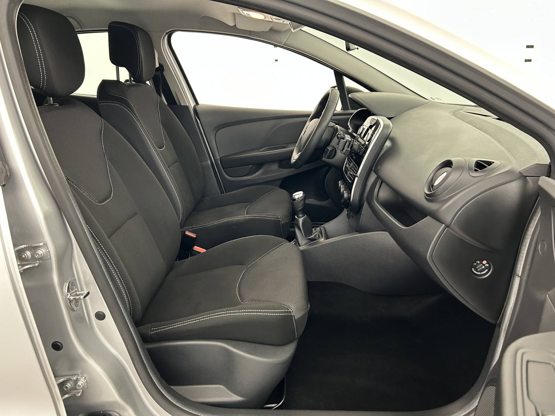 Vente en ligne Renault Clio 4 Clio 1.2 16V 75 au prix de 10 490 €