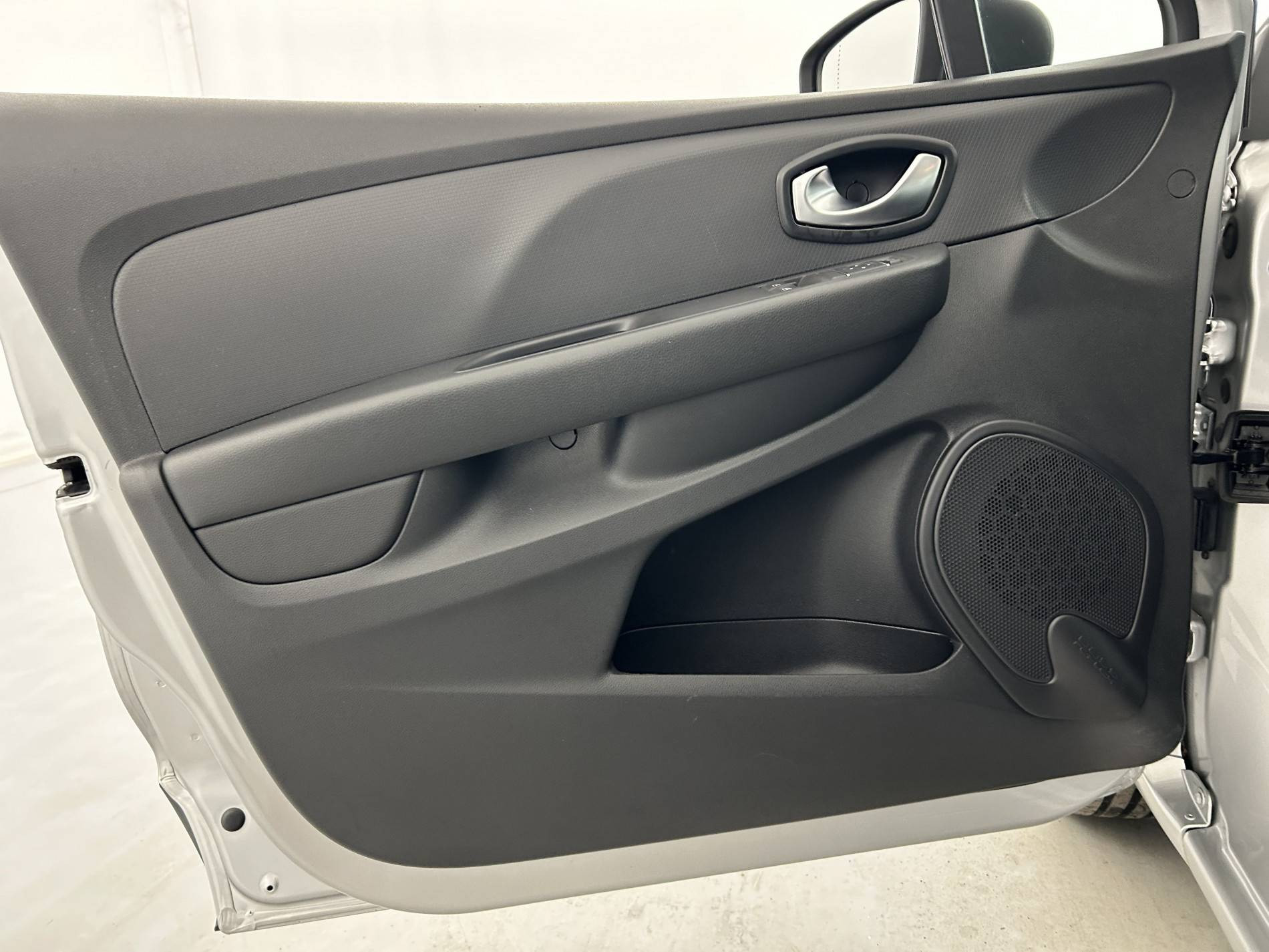 Vente en ligne Renault Clio 4 Clio 1.2 16V 75 au prix de 10 490 €