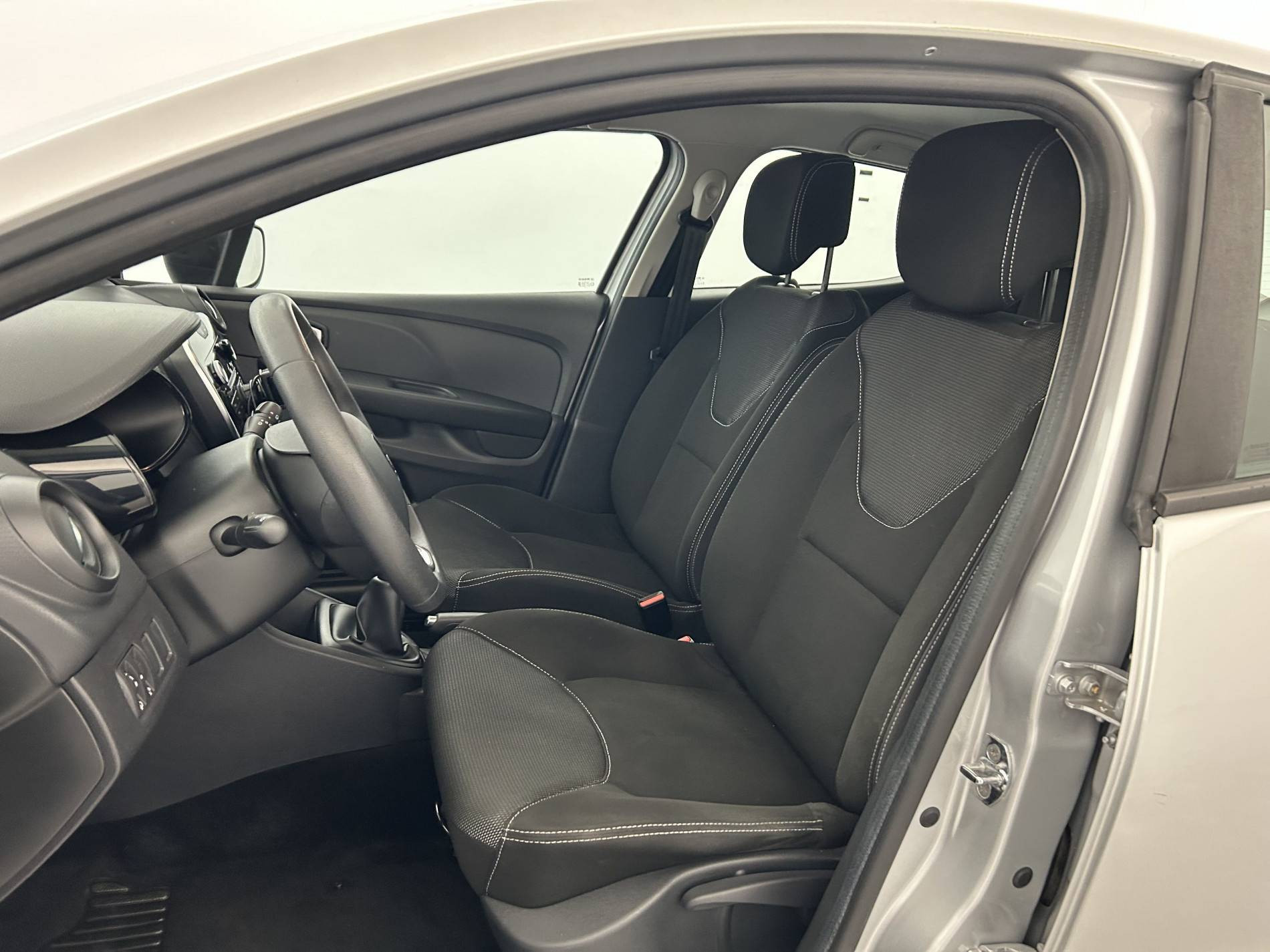 Vente en ligne Renault Clio 4 Clio 1.2 16V 75 au prix de 10 490 €