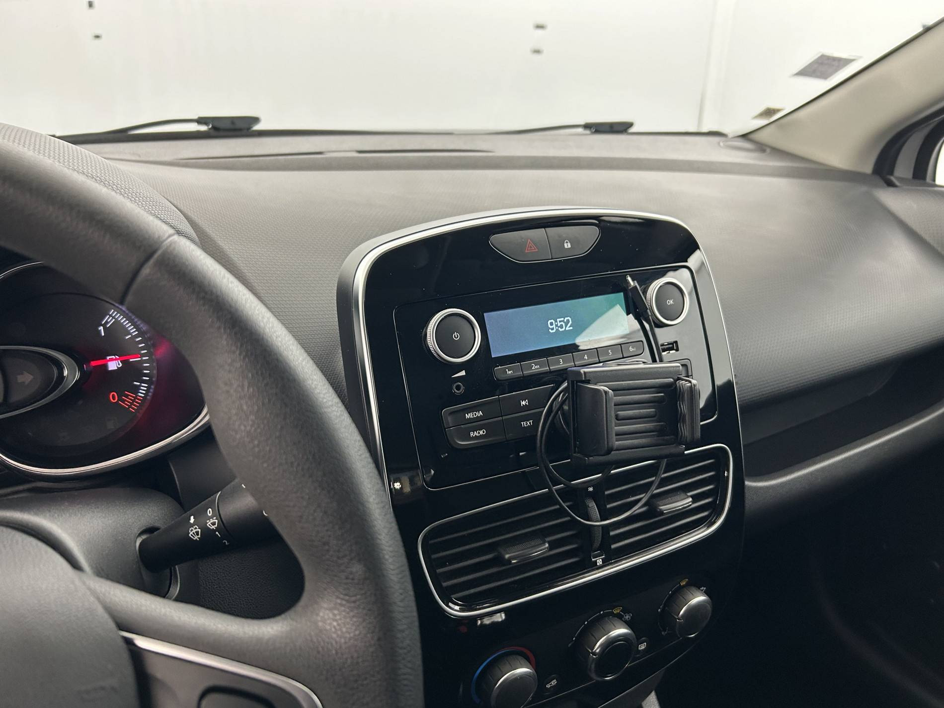 Vente en ligne Renault Clio 4 Clio 1.2 16V 75 au prix de 10 490 €