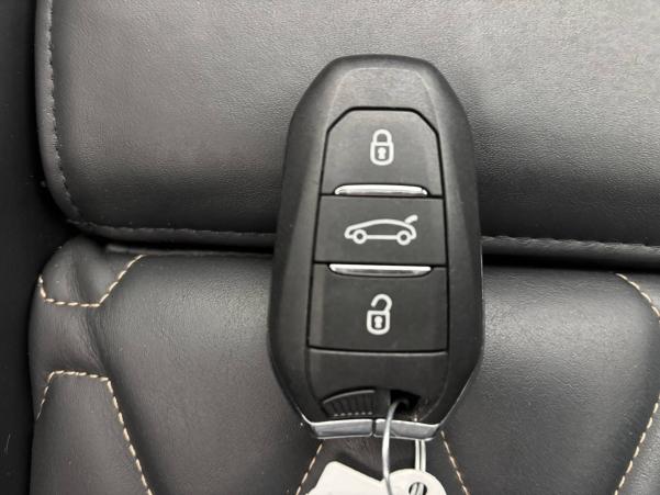 Vente en ligne Peugeot 3008  Hybrid4 300 e-EAT8 au prix de 22 990 €
