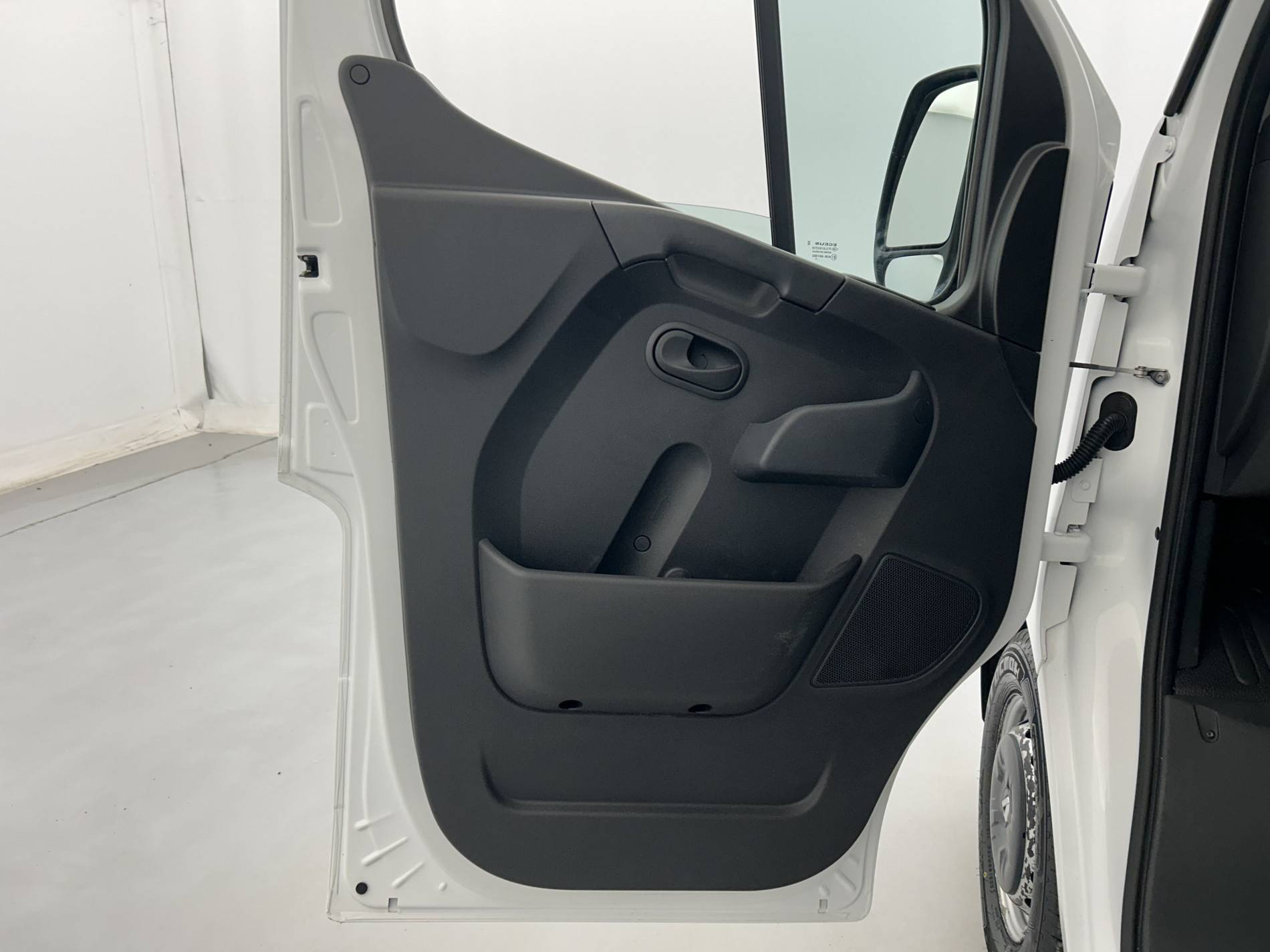 Vente en ligne Renault Master Fourgon MASTER FGN TRAC F3500 L2H2 DCI 135 au prix de 22 990 €