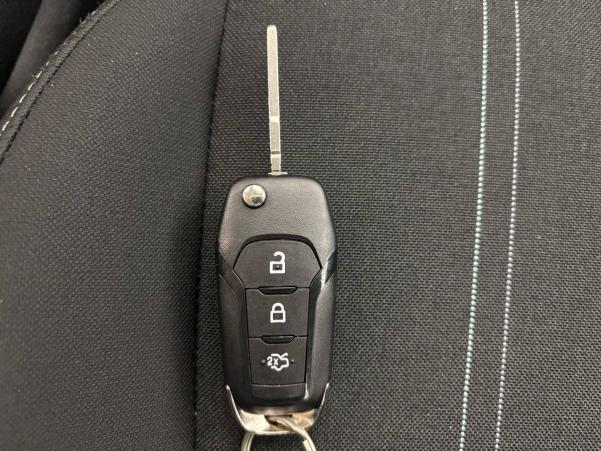 Vente en ligne Ford Fiesta  1.1 85 ch BVM5 au prix de 10 990 €